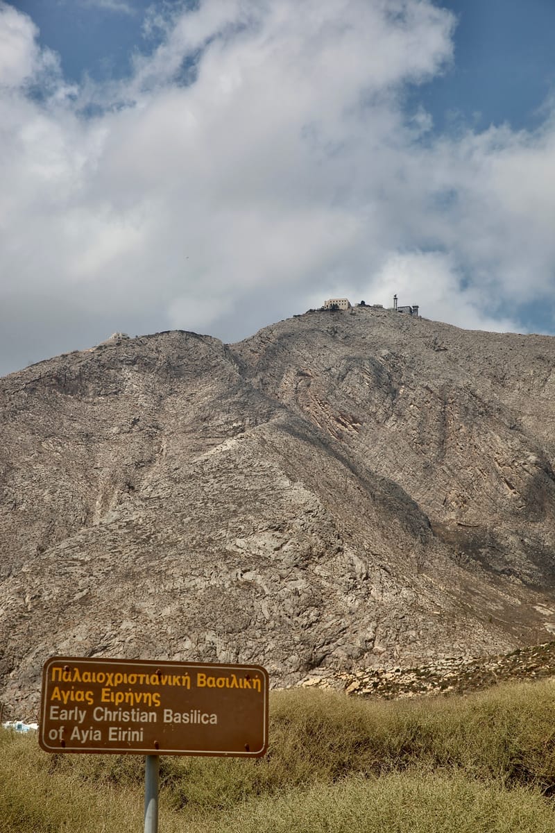 5. GRECE : Santorin, Son port, sa côte et son volcan (VTL)