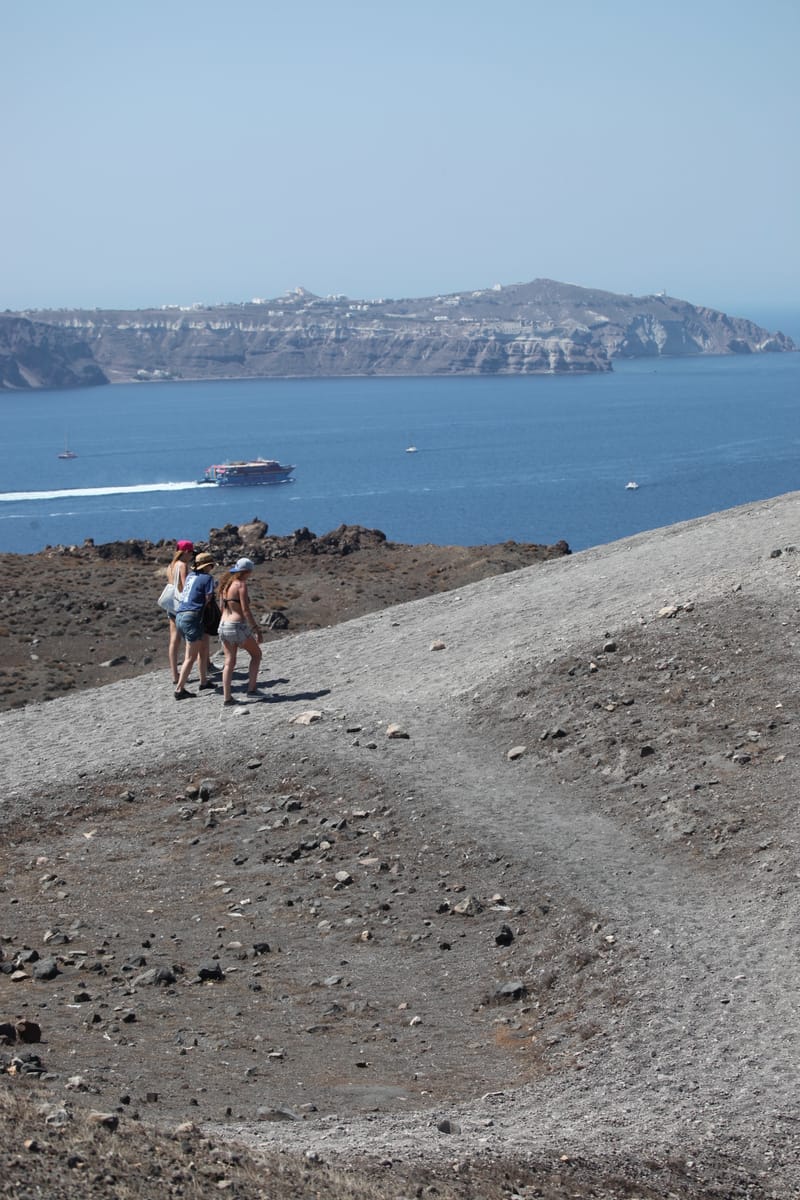 5. GRECE : Santorin, Son port, sa côte et son volcan (VTL)