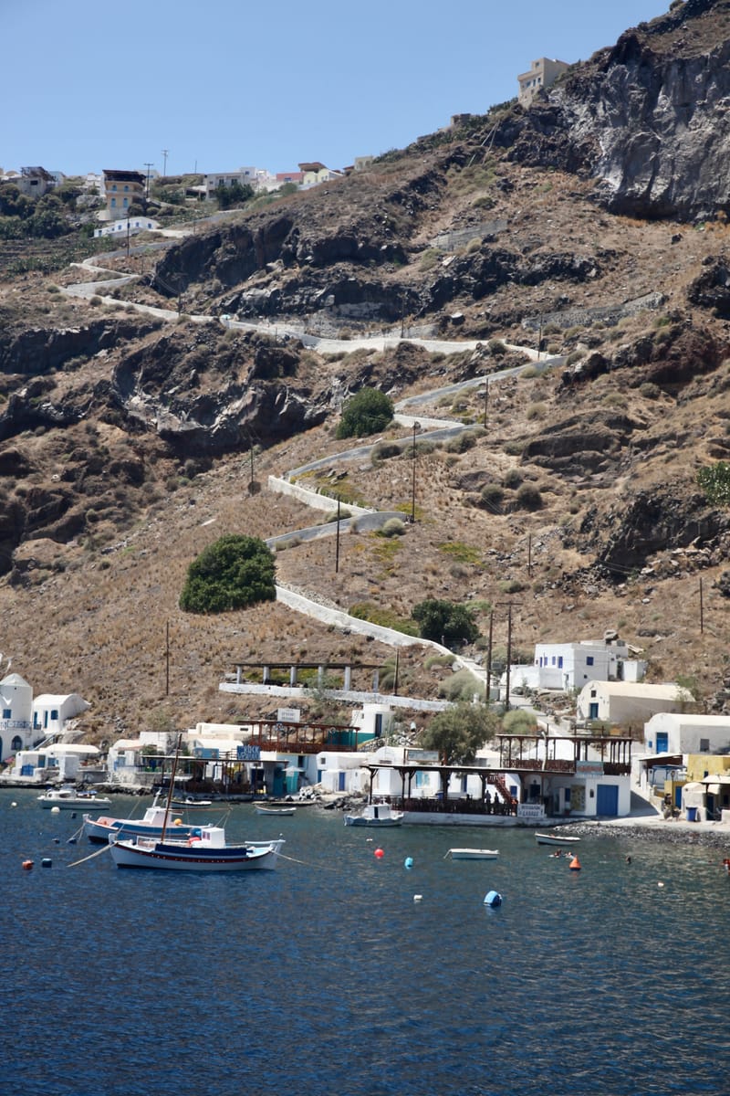 5. GRECE : Santorin, Son port, sa côte et son volcan (VTL)