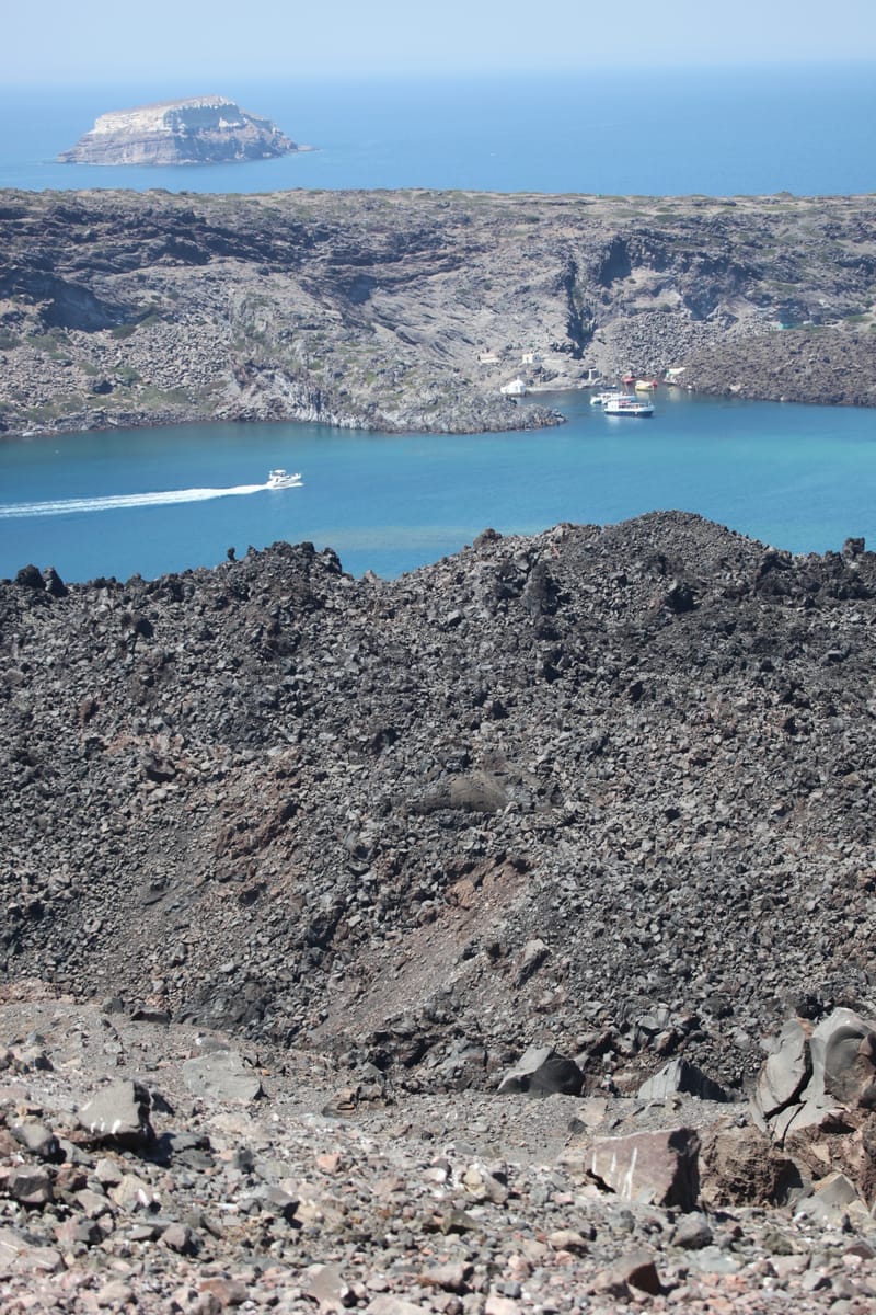 5. GRECE : Santorin, Son port, sa côte et son volcan (VTL)