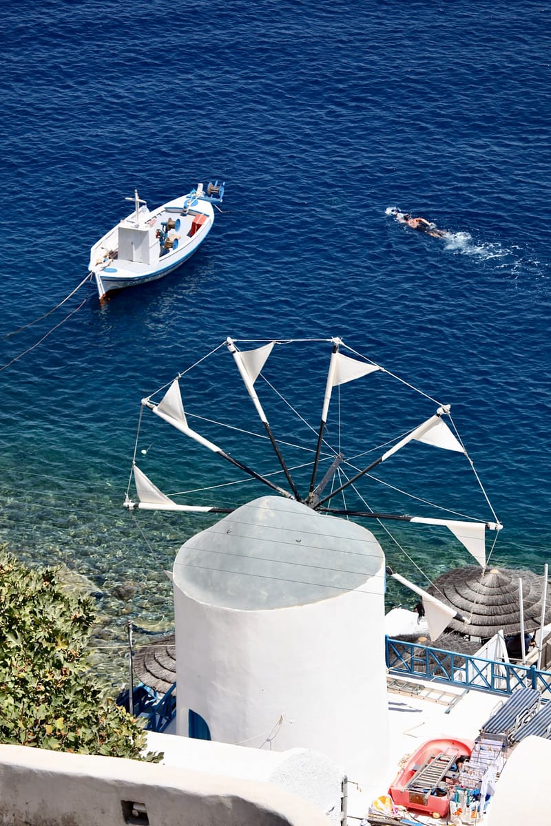 5. GRECE : Santorin, Son port, sa côte et son volcan (VTL)