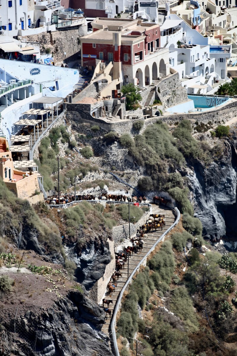 5. GRECE : Santorin, Son port, sa côte et son volcan (VTL)