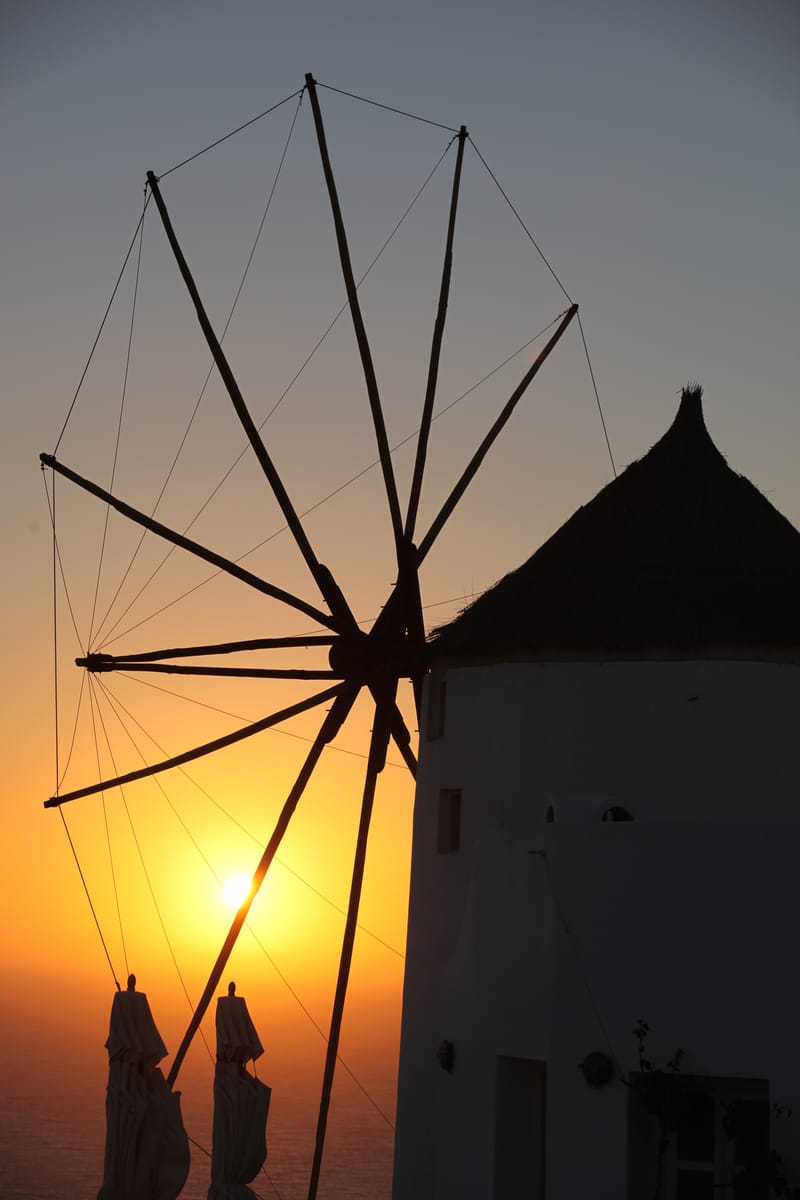 4. GRECE : Santorin, Oia au coucher de soleil (VTL)