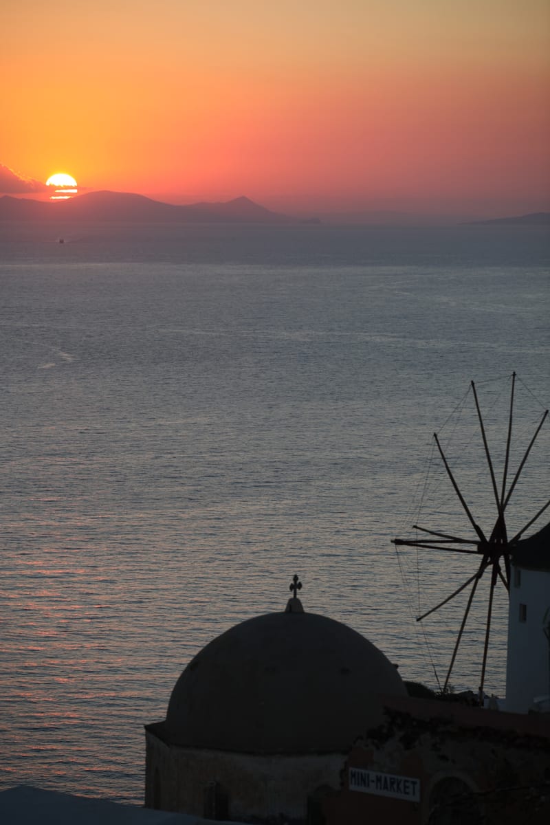 4. GRECE : Santorin, Oia au coucher de soleil (VTL)
