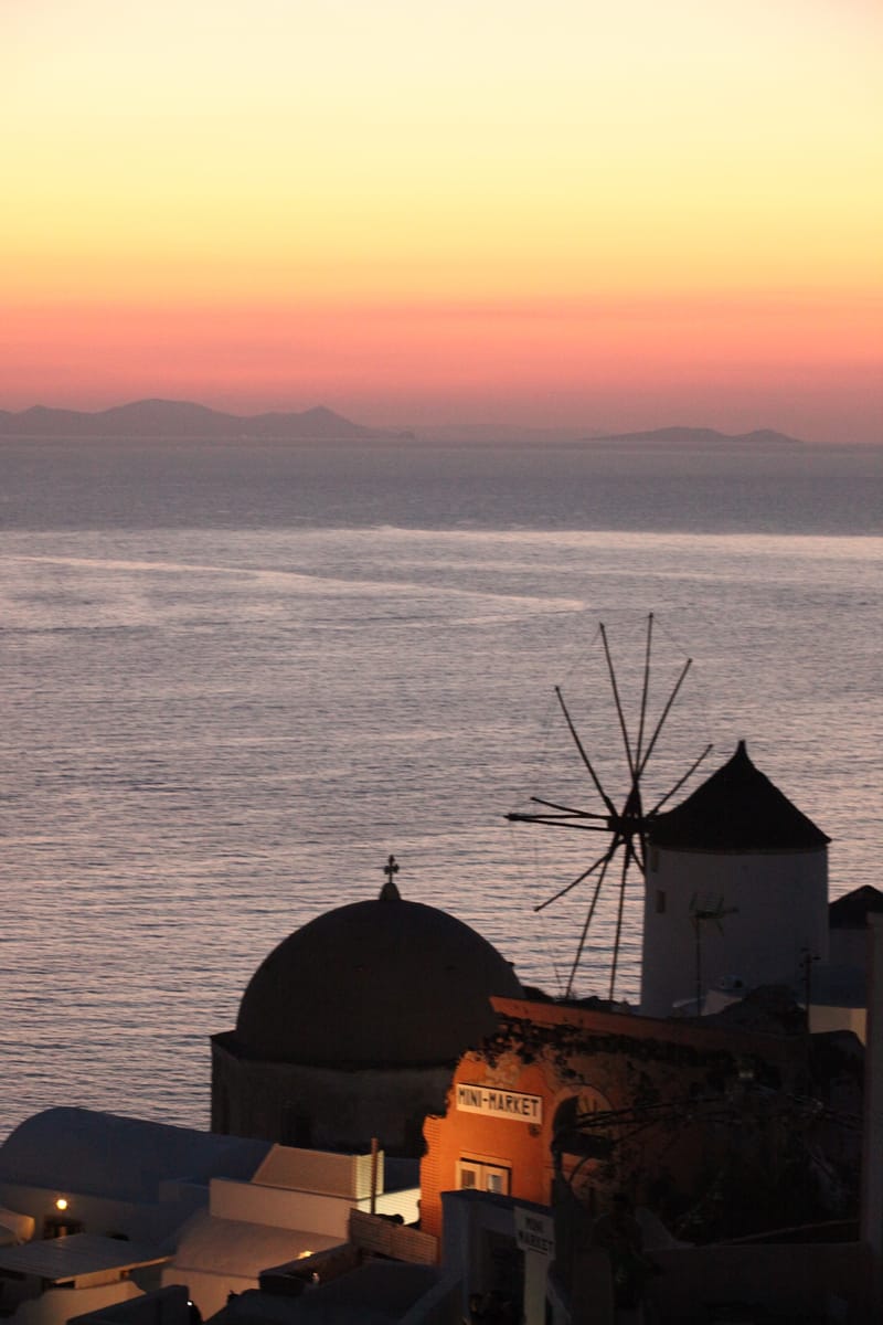 4. GRECE : Santorin, Oia au coucher de soleil (VTL)