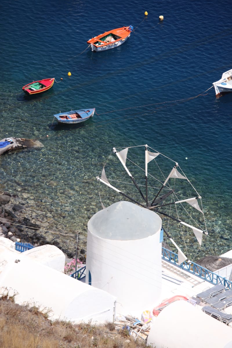 5. GRECE : Santorin, Son port, sa côte et son volcan (VTL)