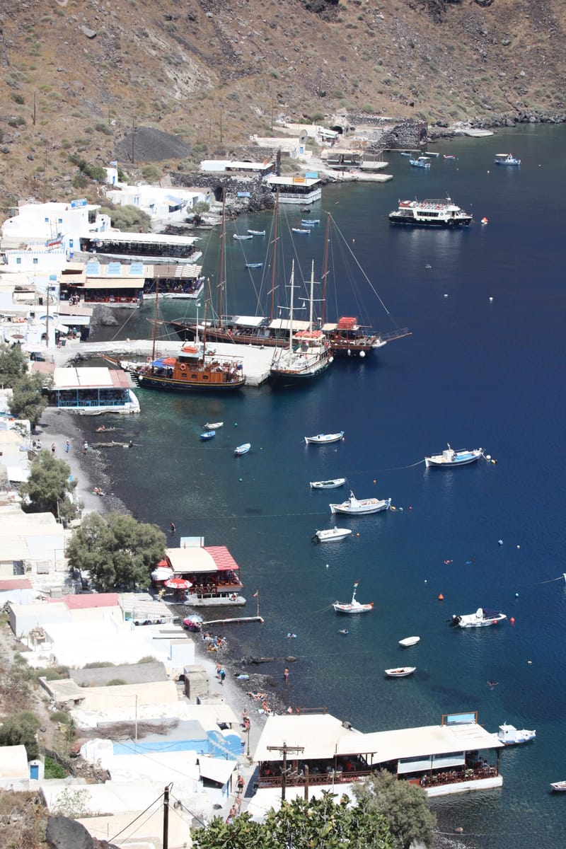 5. GRECE : Santorin, Son port, sa côte et son volcan (VTL)