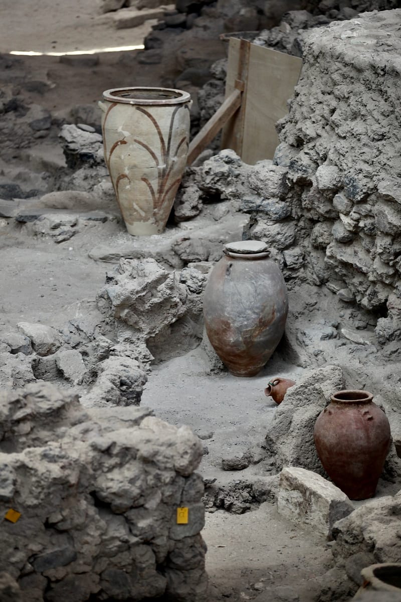 5. GRECE : Santorin, Son port, sa côte et son volcan (VTL)