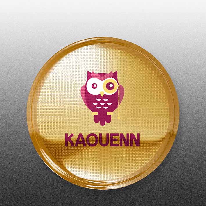 Logo Kaouenn incrusté sur plateau doré en mockup