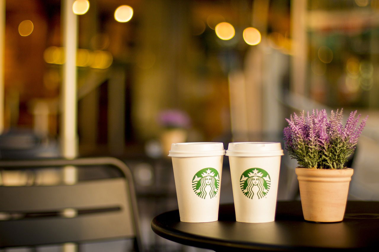 table de café avec gobelets Starbucks