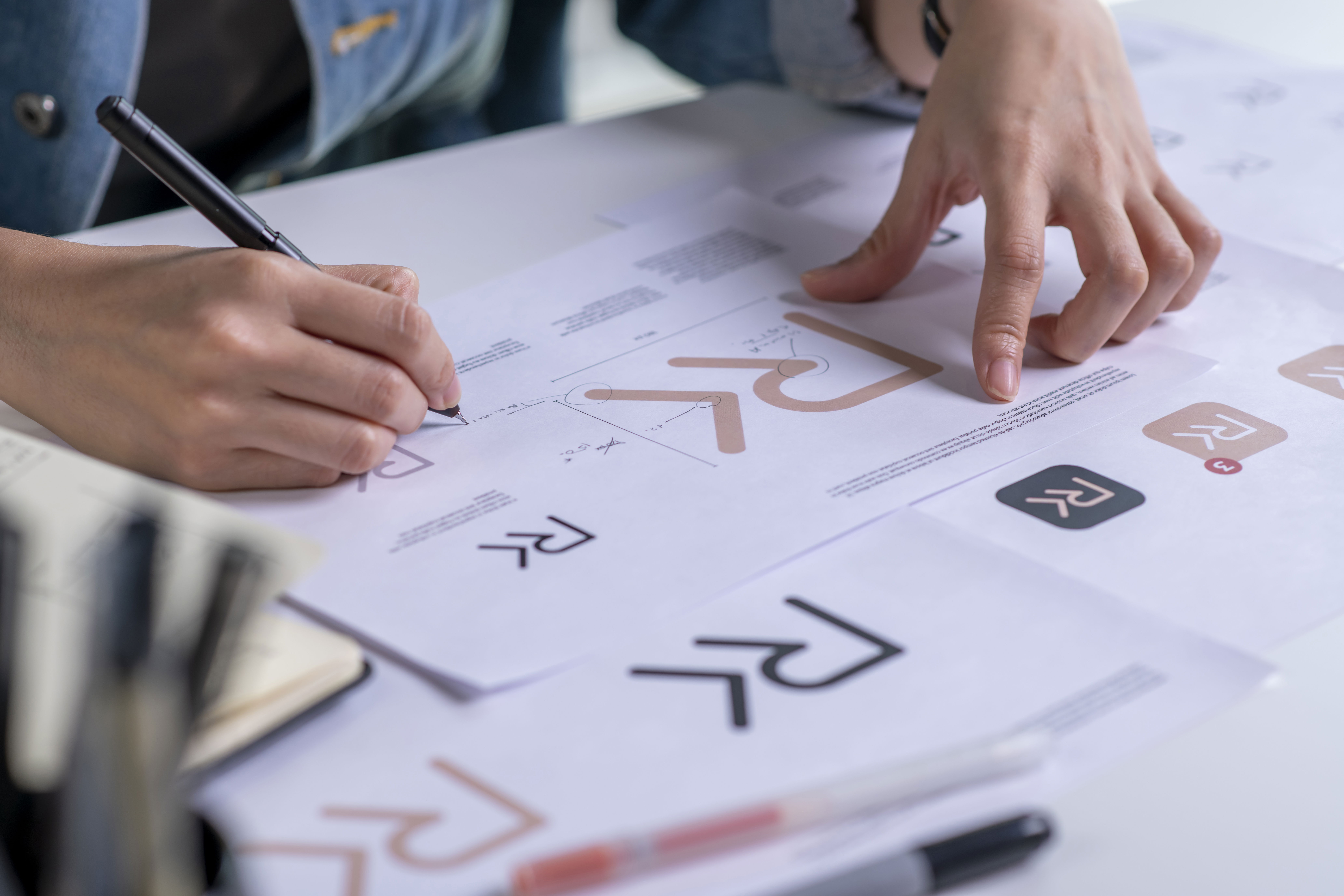 création logo graphisme webdesign LH