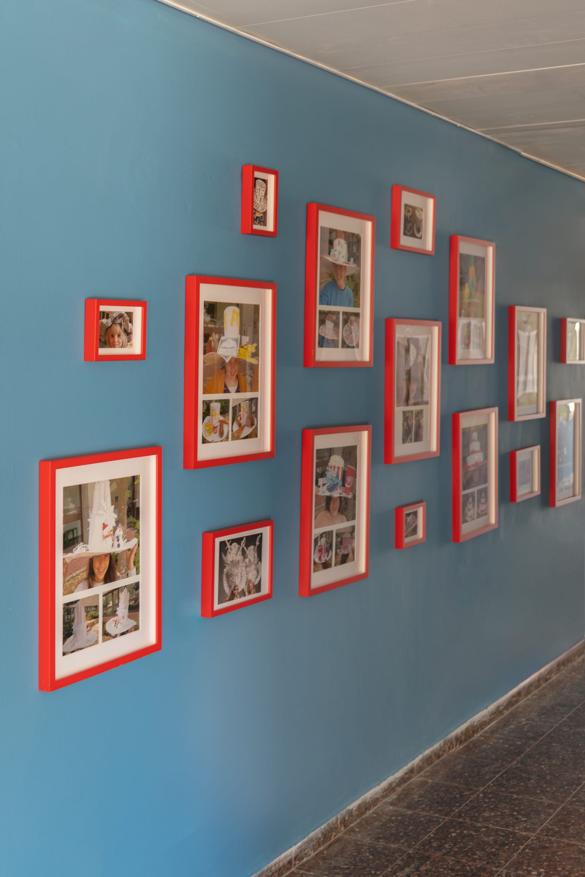 עיצוב טפטים ומדבקות קיר ואריח לבית הספר