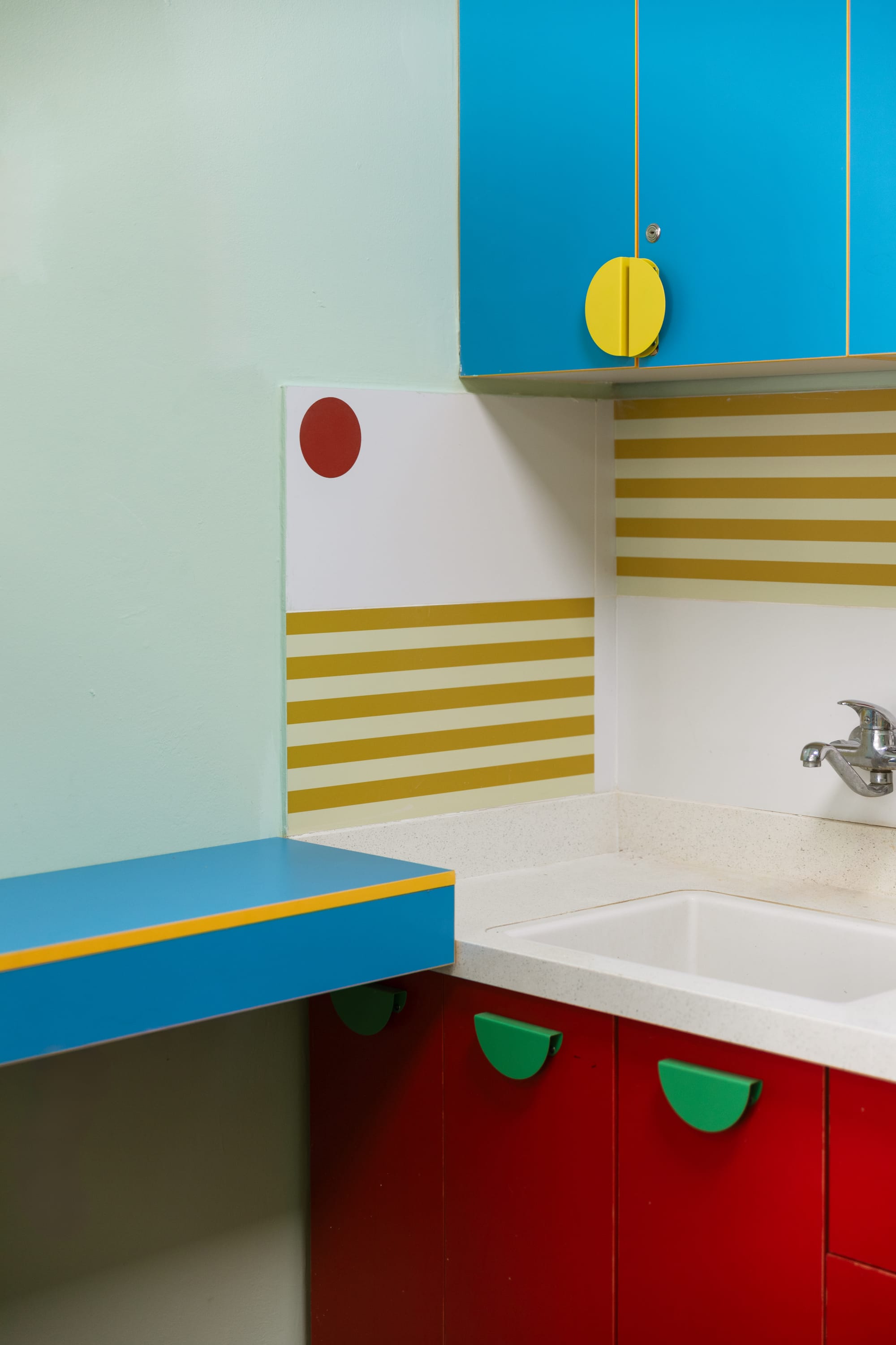 עיצוב טפטים ומדבקות קיר ואריח לבית הספר