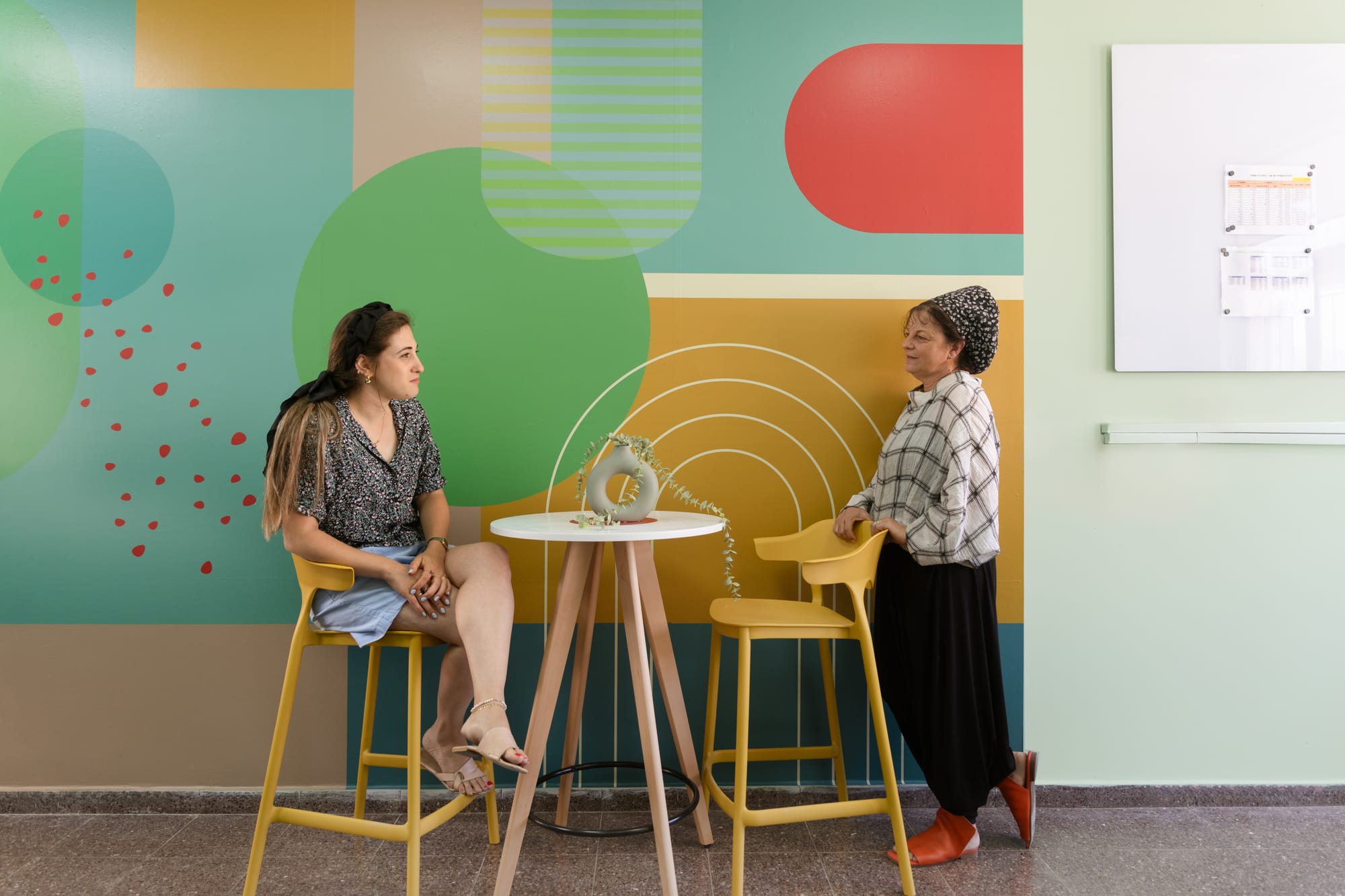 עיצוב טפטים ומדבקות קיר ואריח לבית הספר