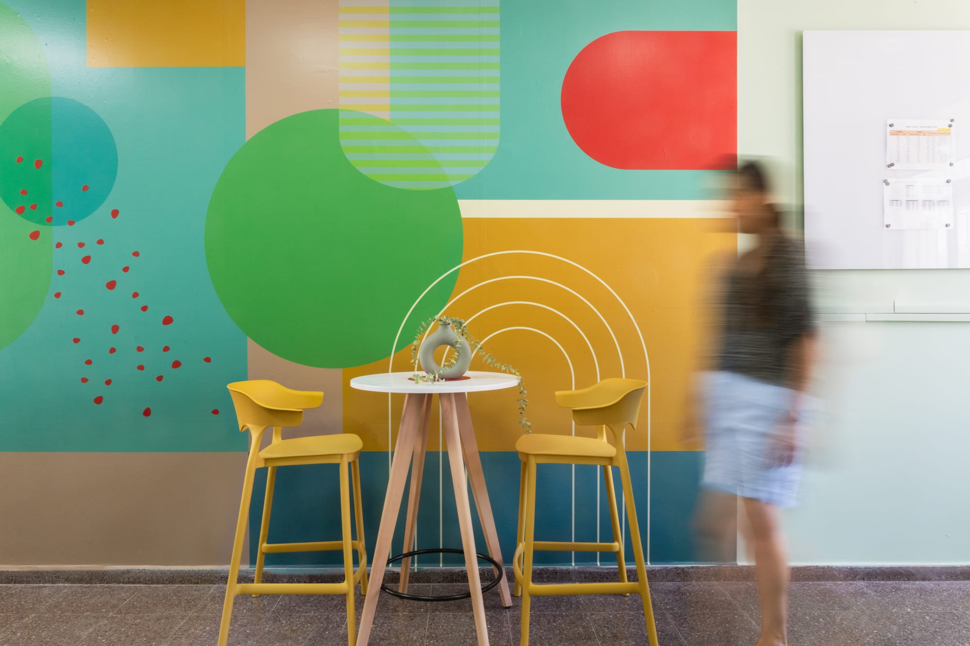 עיצוב טפטים ומדבקות קיר ואריח לבית הספר