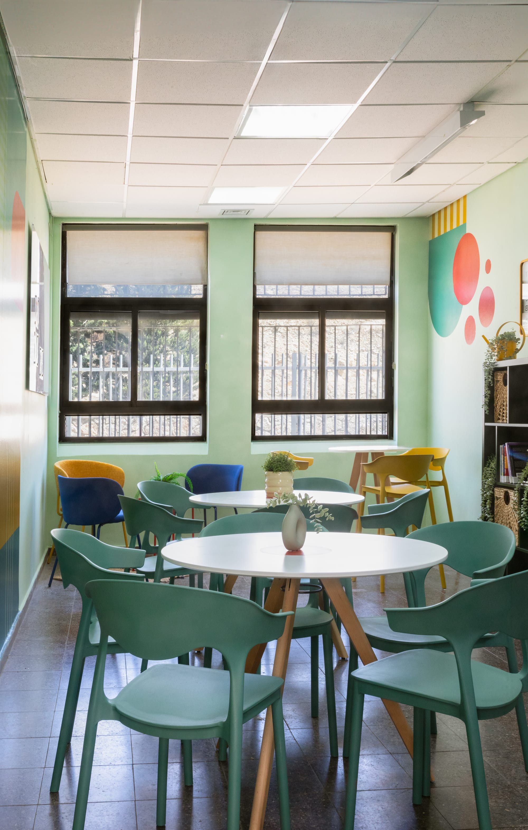 עיצוב טפטים ומדבקות קיר ואריח לבית הספר