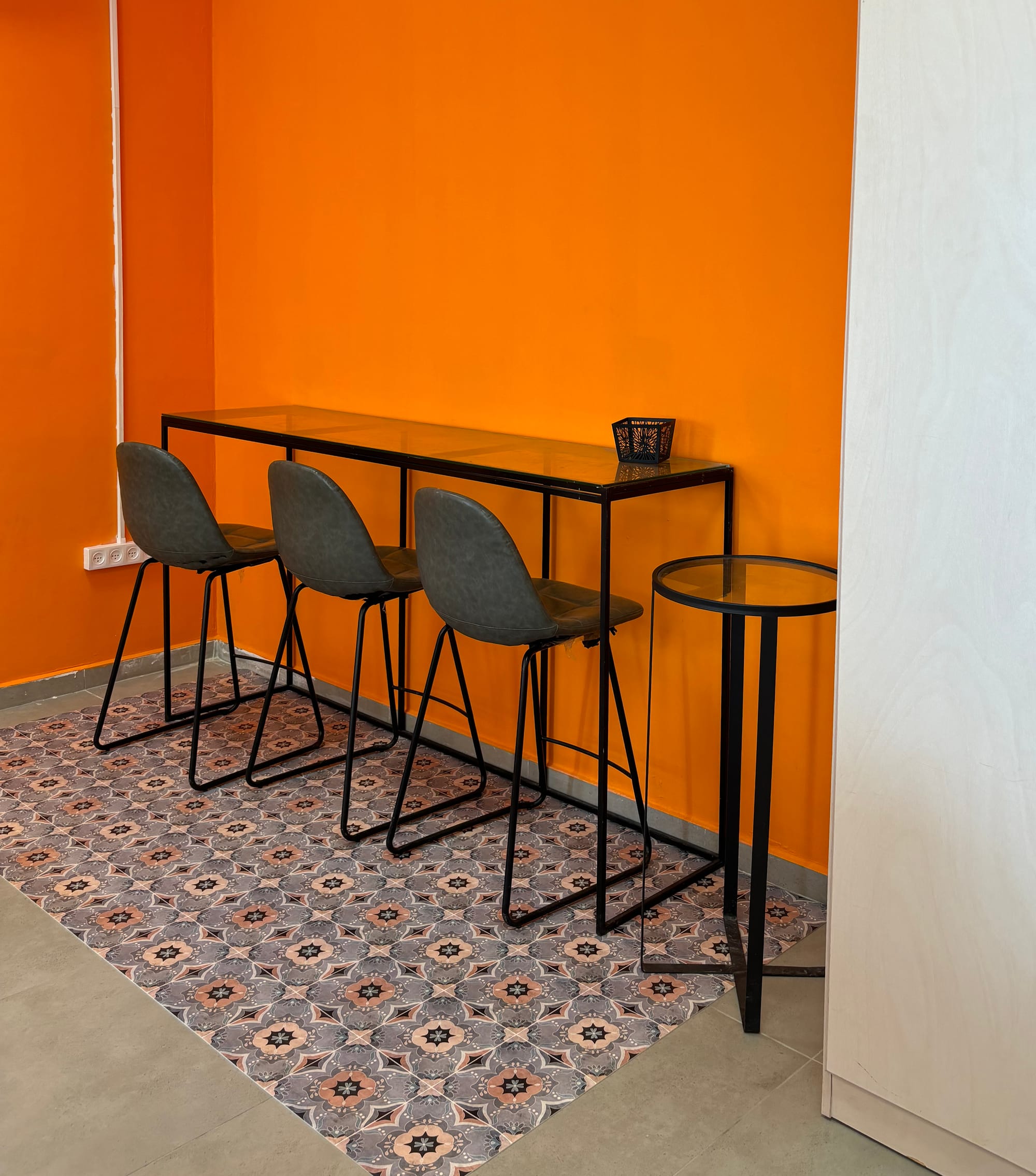 עיצוב קיר מסדרון, דלתות שירותים ושטיחים במרכז פסג״ה