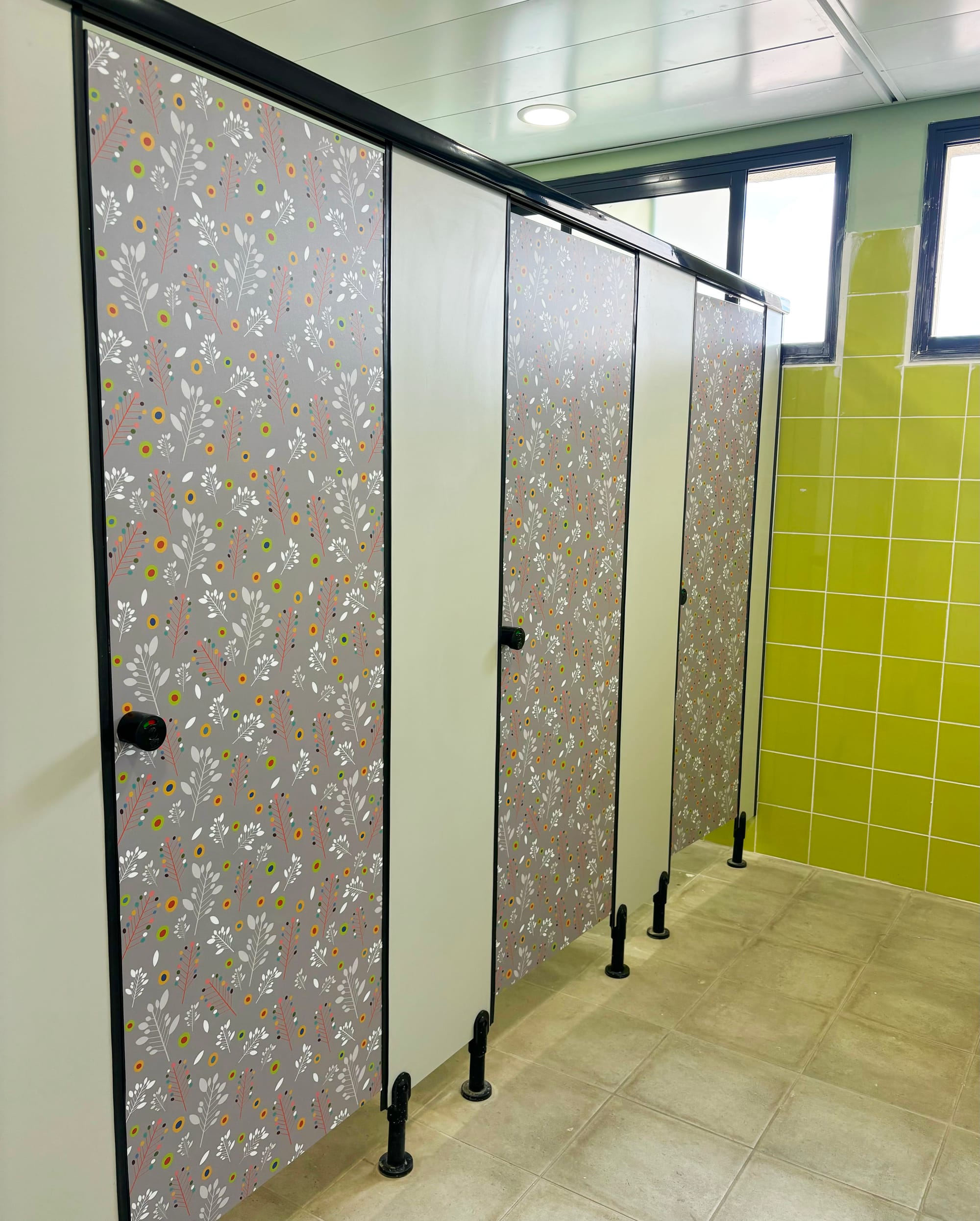 עיצוב קיר מסדרון, דלתות שירותים ושטיחים במרכז פסג״ה