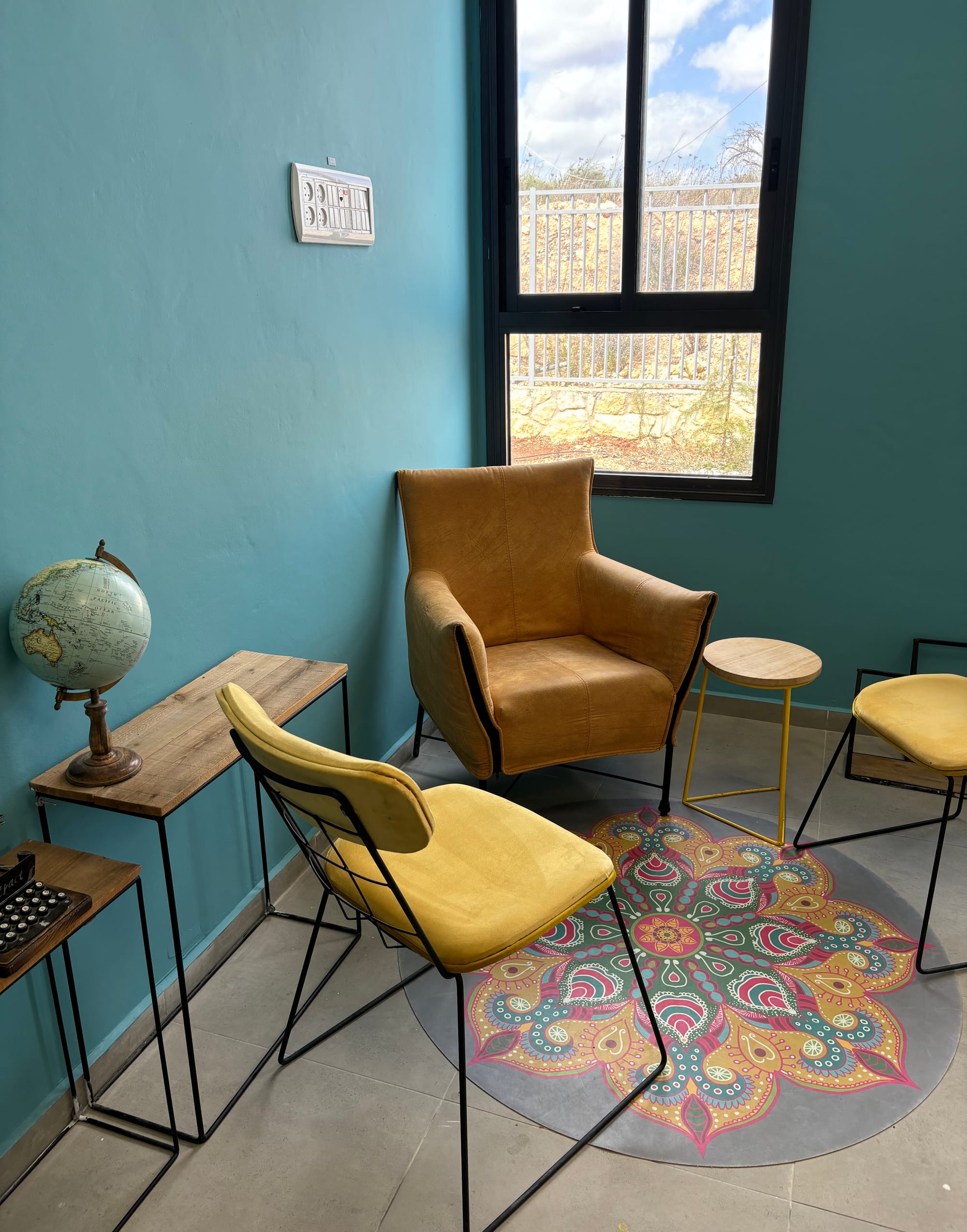 עיצוב קיר מסדרון, דלתות שירותים ושטיחים במרכז פסג״ה