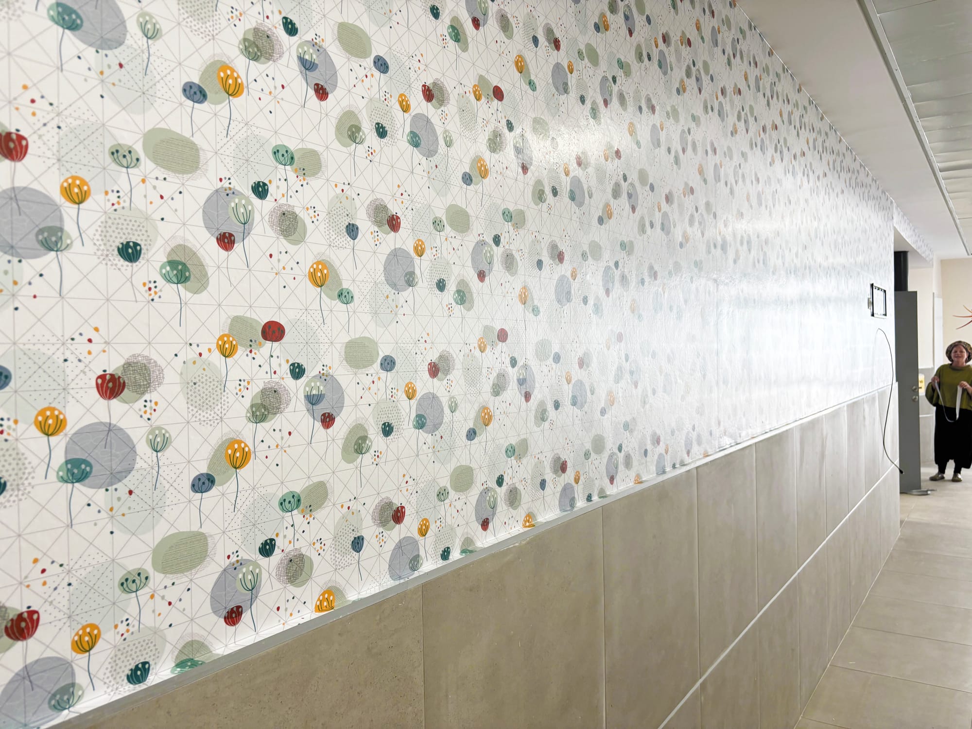 עיצוב קיר מסדרון, דלתות שירותים ושטיחים במרכז פסג״ה