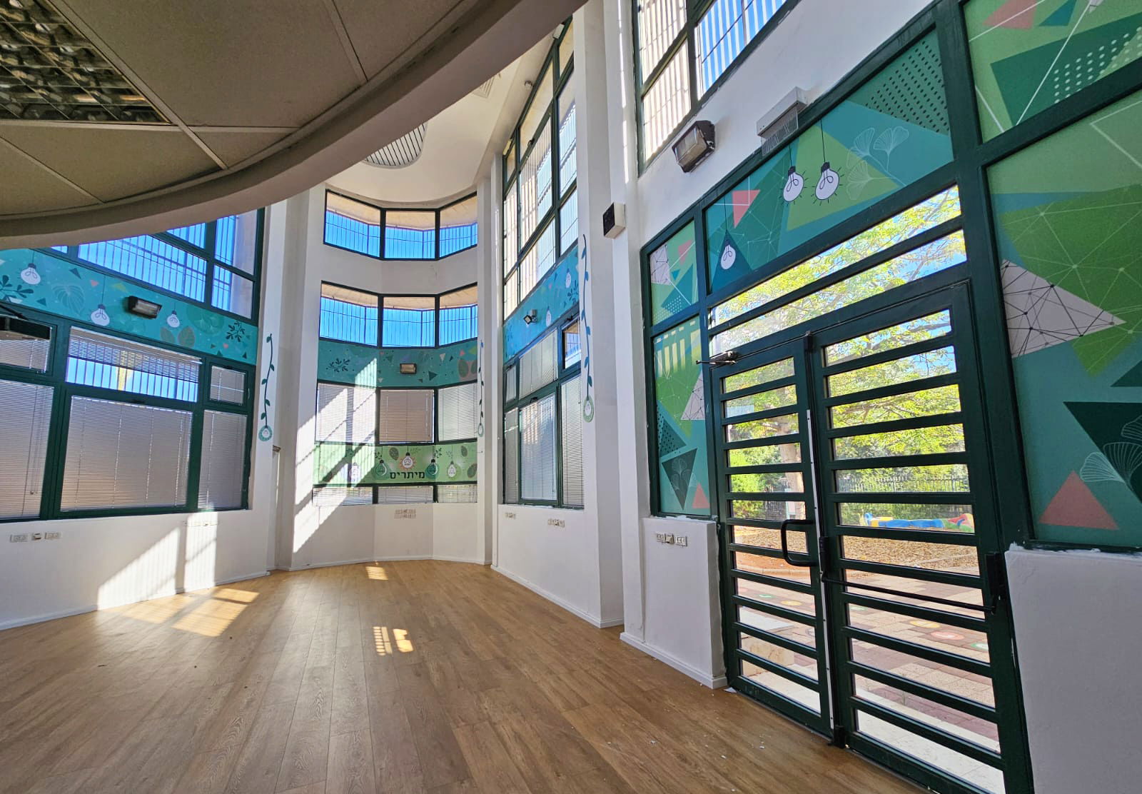 עיצוב טפטים ומדבקות קיר בחדר מחשבים בבית ספר מיתרים