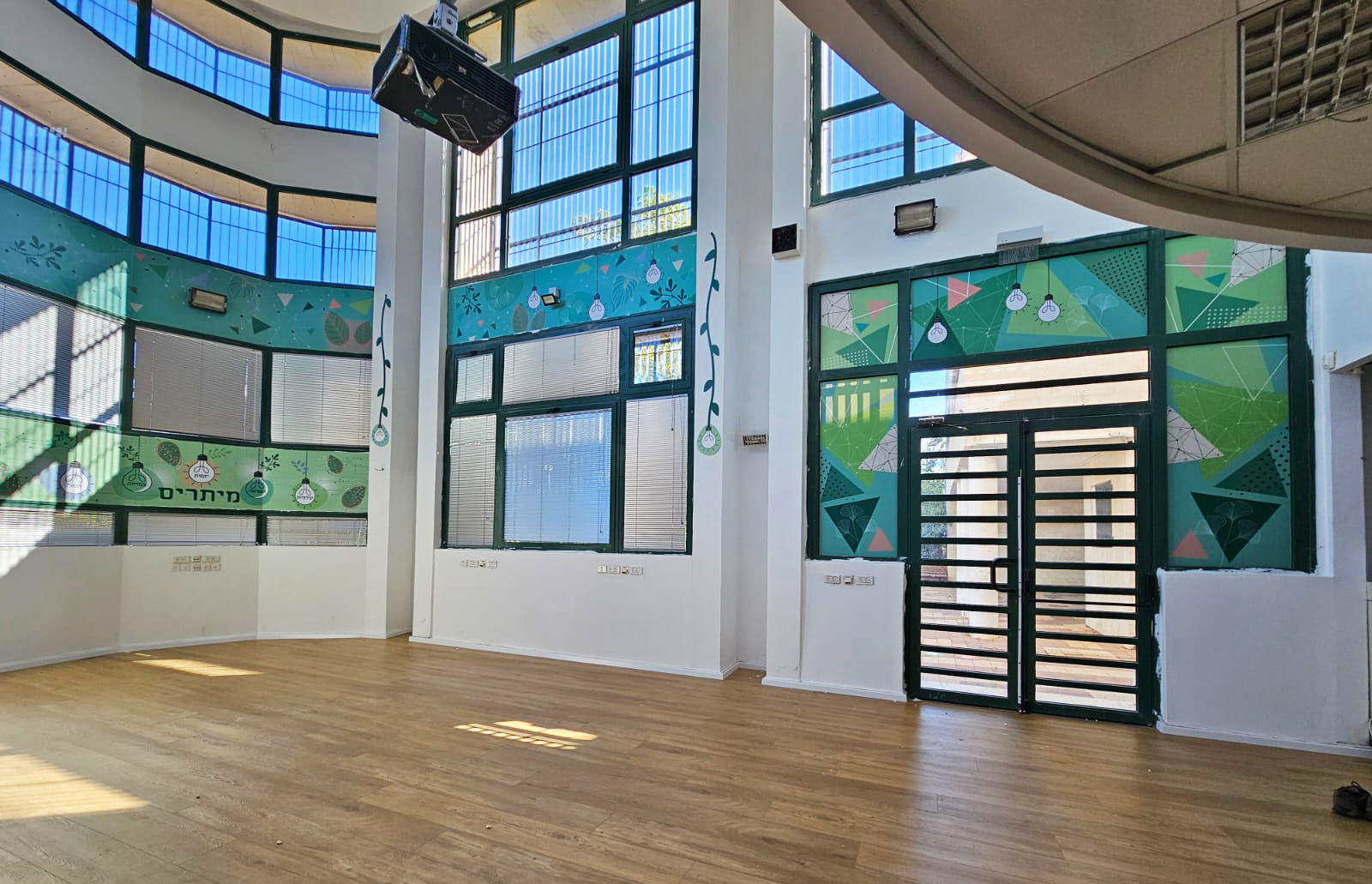 עיצוב טפטים ומדבקות קיר בחדר מחשבים בבית ספר מיתרים