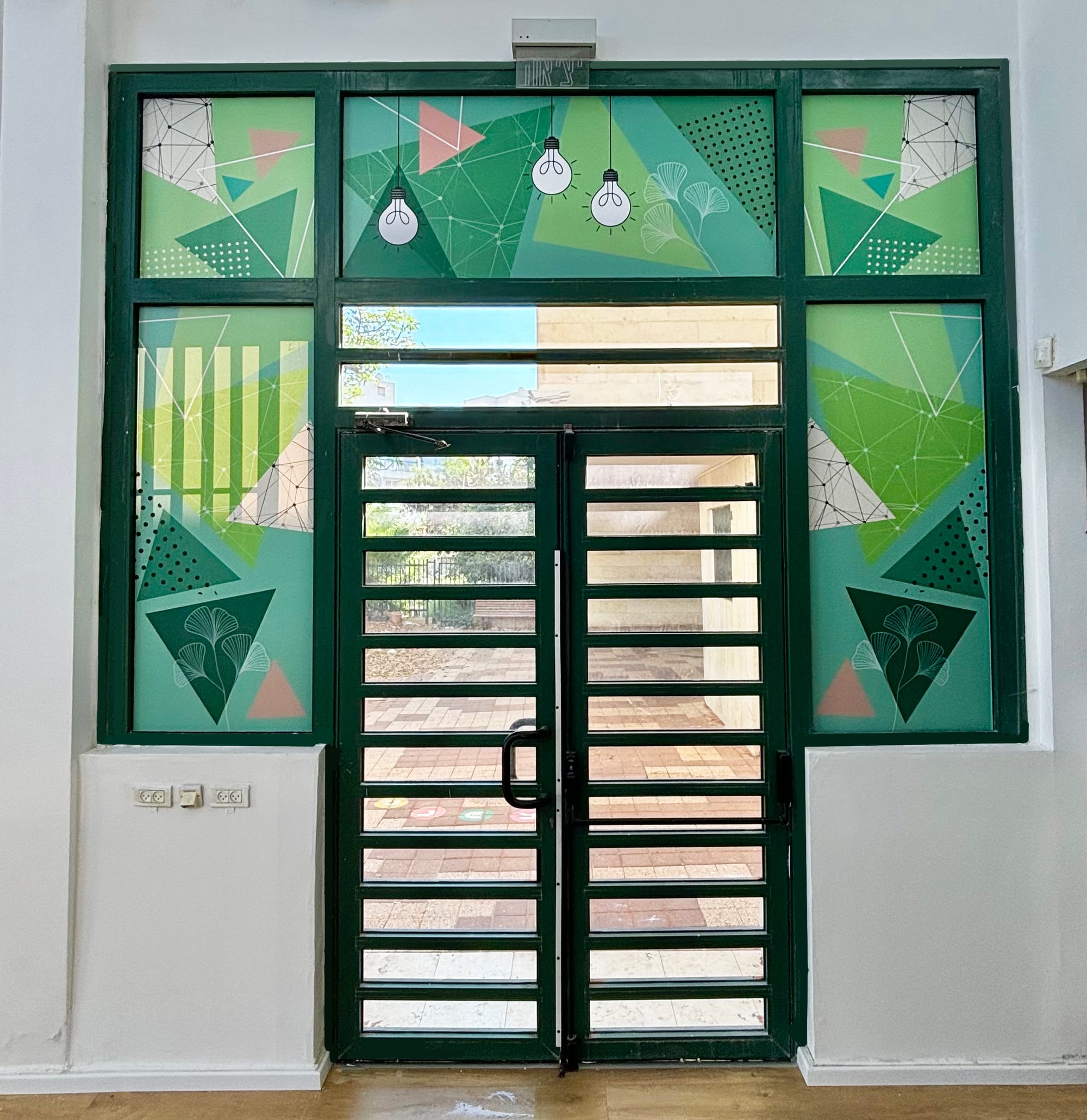 עיצוב טפטים ומדבקות קיר בחדר מחשבים בבית ספר מיתרים