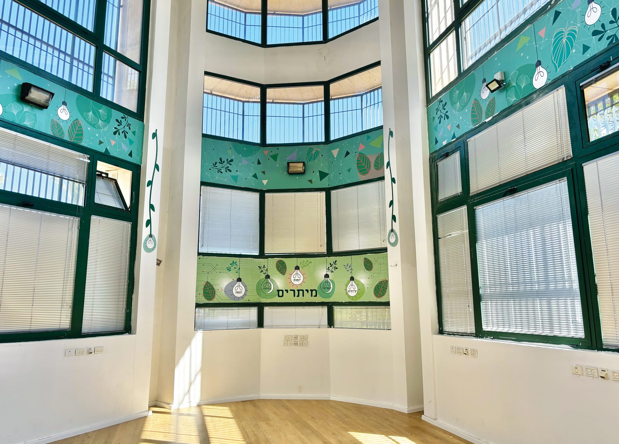 עיצוב טפטים ומדבקות קיר בחדר מחשבים בבית ספר מיתרים