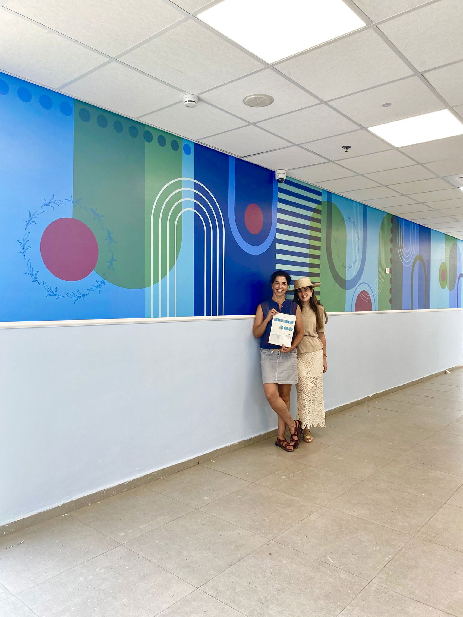 עיצוב טפט במסדרון ומדבקות שולחן