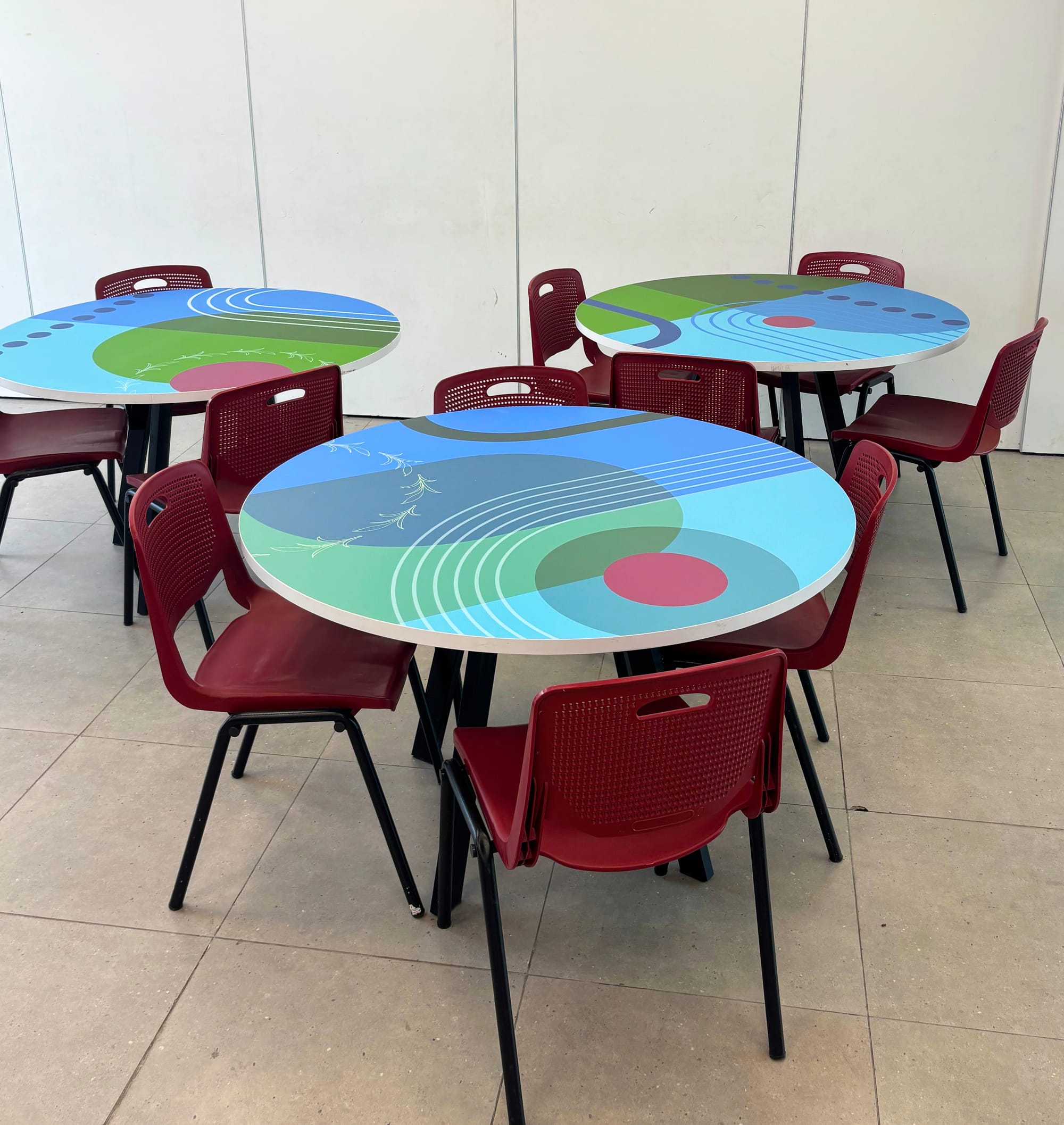 עיצוב טפט במסדרון ומדבקות שולחן