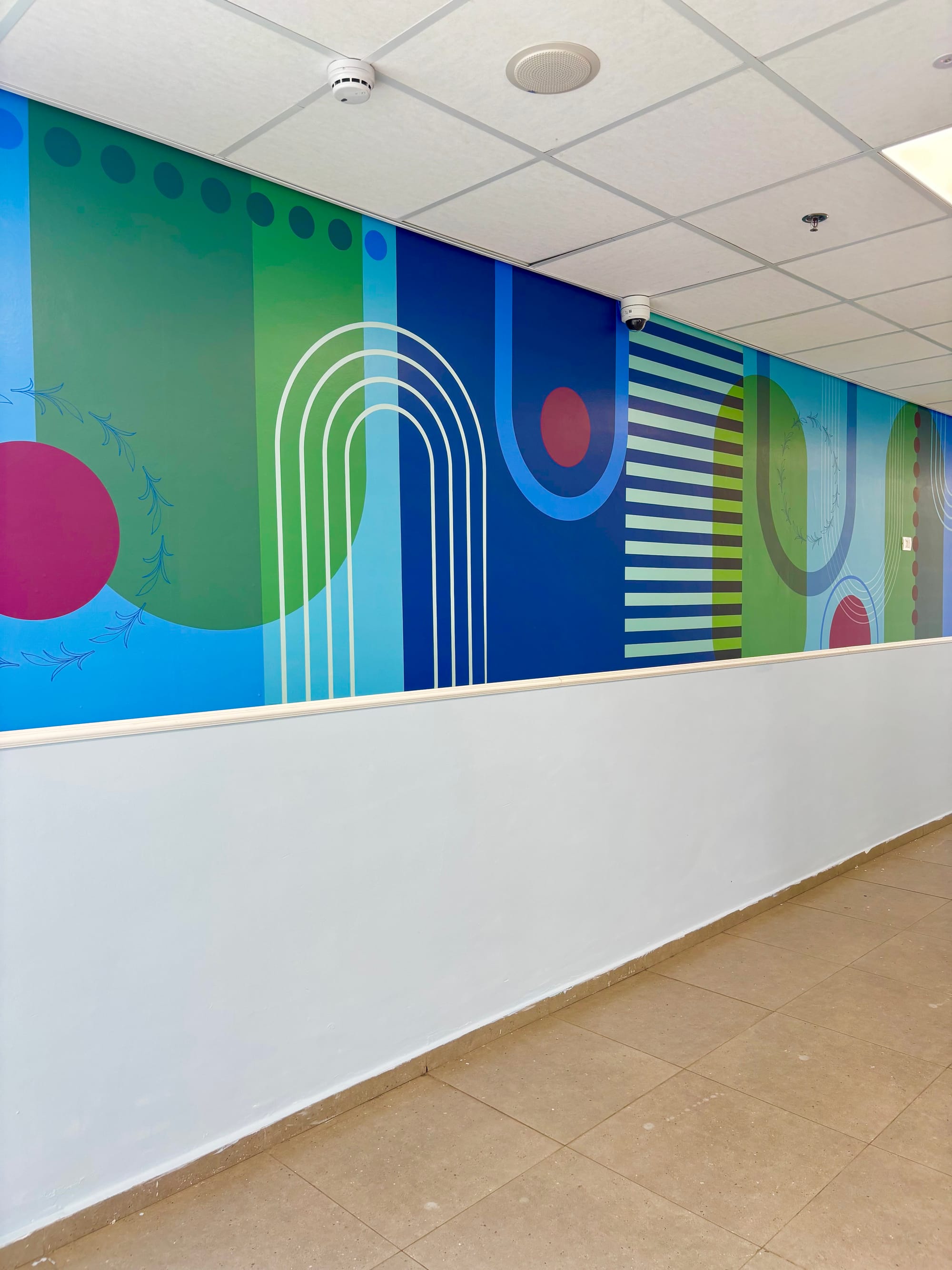 עיצוב טפט במסדרון ומדבקות שולחן