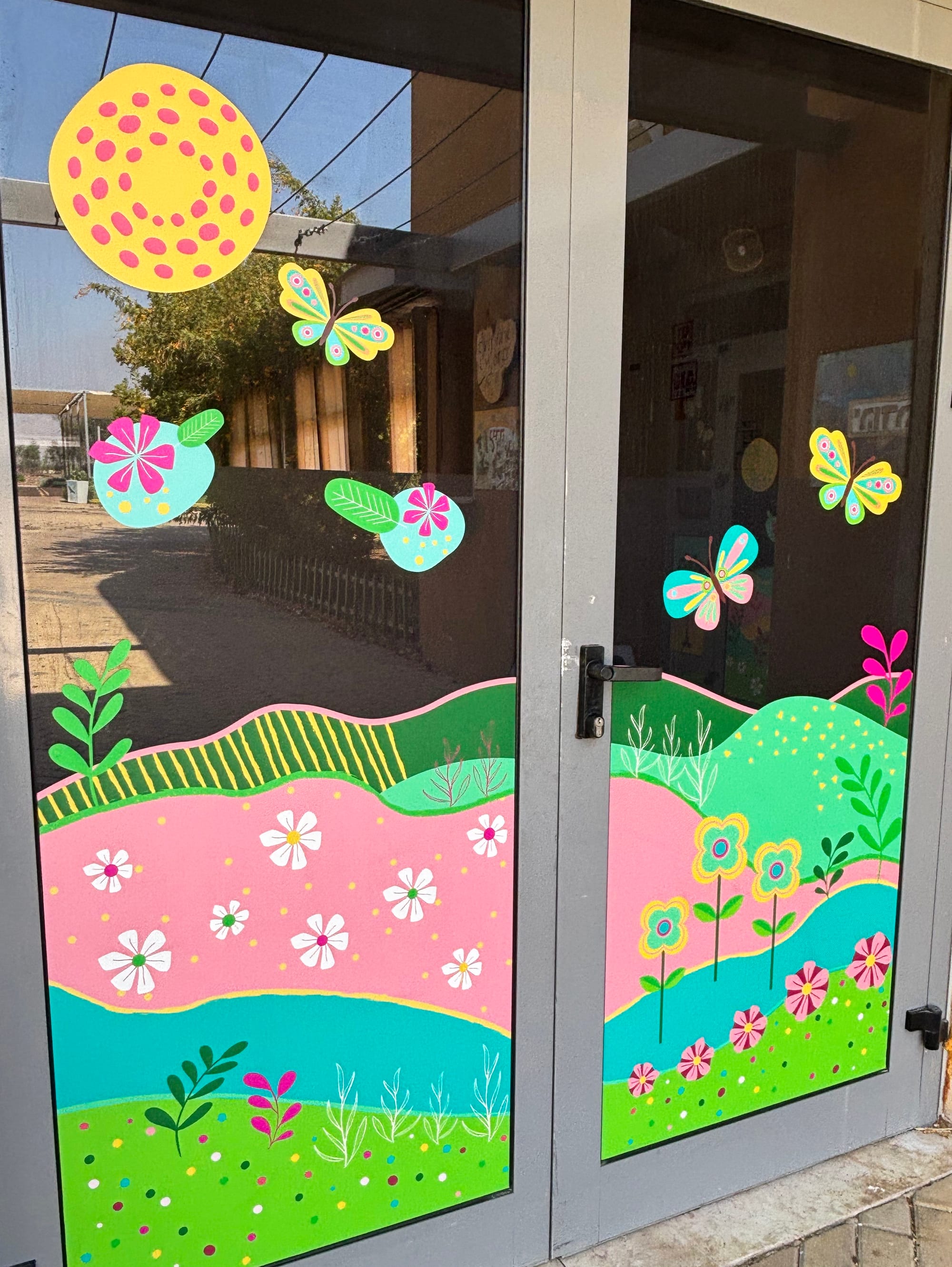 שיפור נראות בית הספר בכניסה, במבואות הכיתות ובחדר מורים