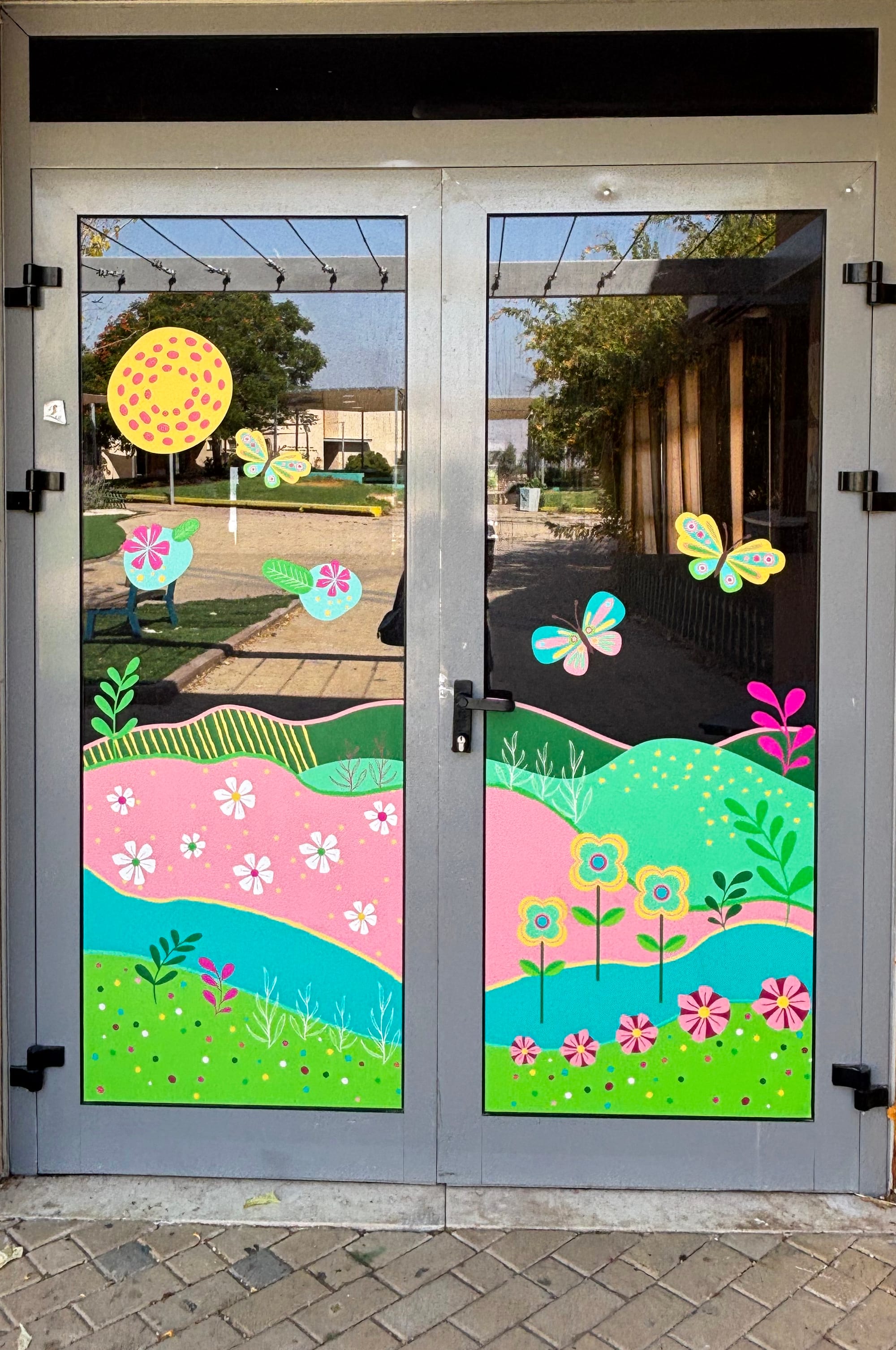 שיפור נראות בית הספר בכניסה, במבואות הכיתות ובחדר מורים