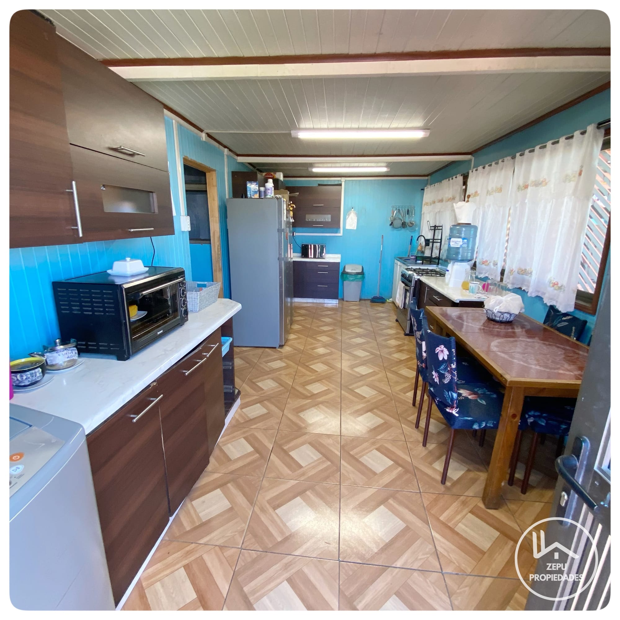 Venta de Casa y Salón de Eventos en amplio terreno en el Sector Bicentenario (By Pass), Coronel!