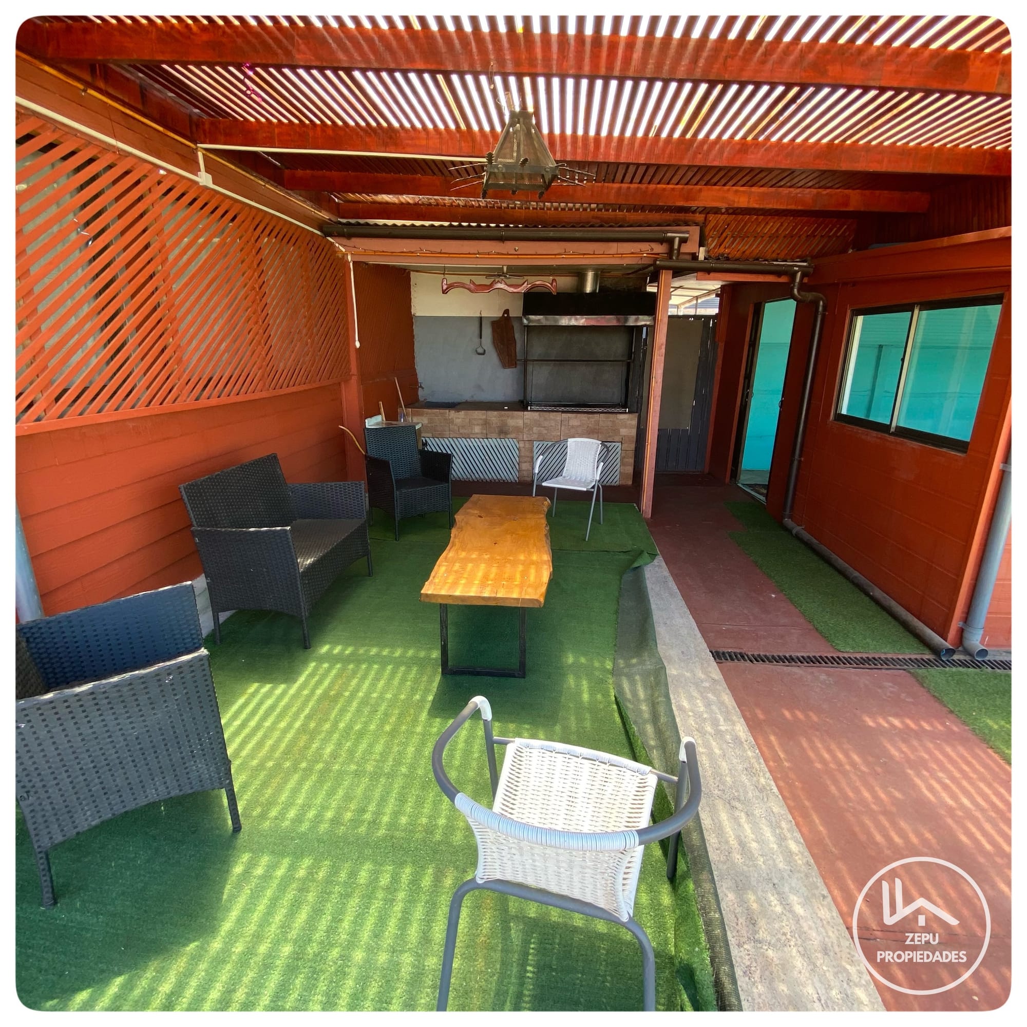 Venta de Casa y Salón de Eventos en amplio terreno en el Sector Bicentenario (By Pass), Coronel!