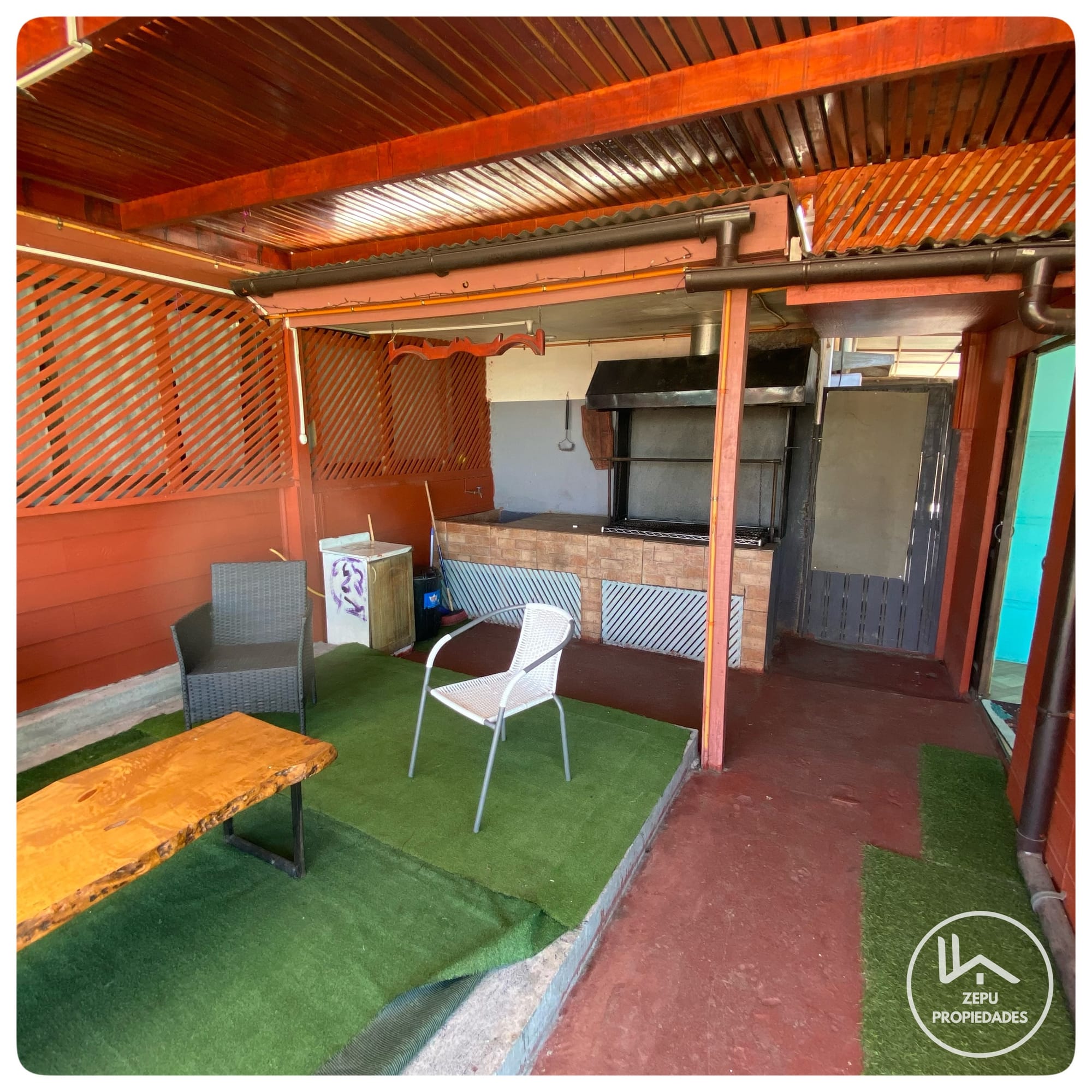 Venta de Casa y Salón de Eventos en amplio terreno en el Sector Bicentenario (By Pass), Coronel!