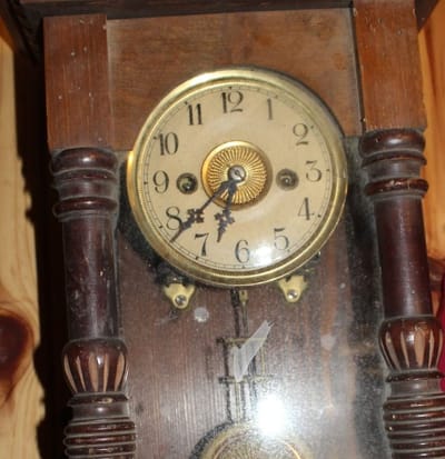 Reloj antiguo doble columna