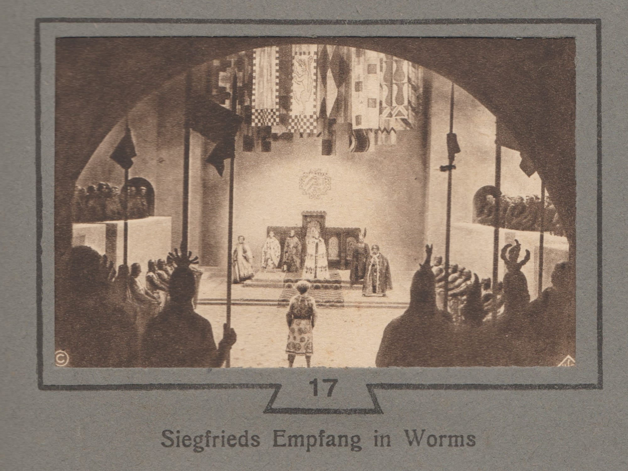 L'Estetica del Monumentalismo: La Costruzione di un Ordine Visivo