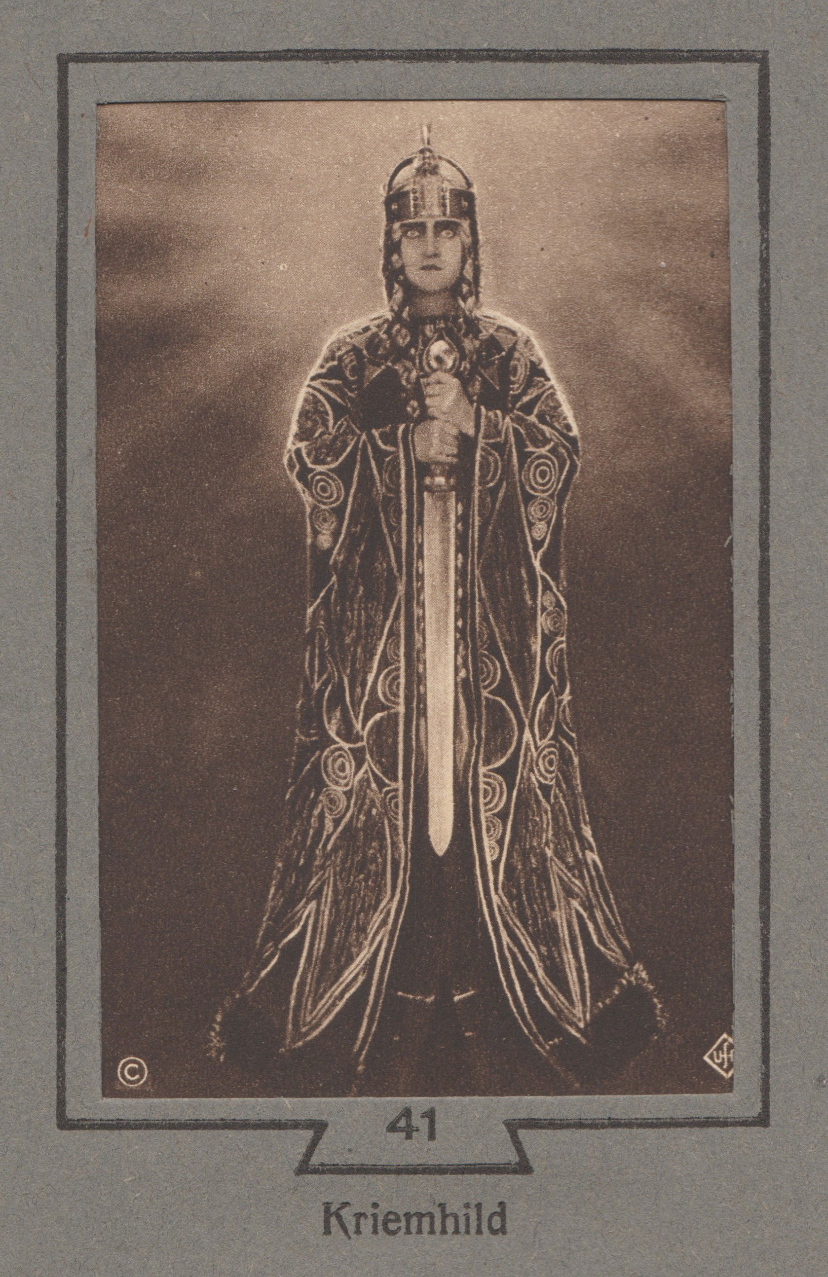 L'Estetica del Monumentalismo: La Costruzione di un Ordine Visivo