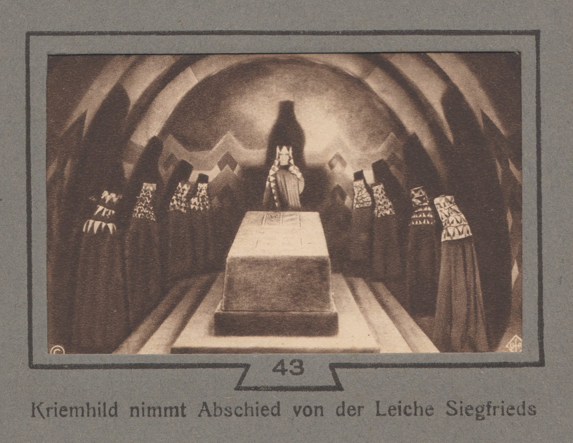 L'Estetica del Monumentalismo: La Costruzione di un Ordine Visivo