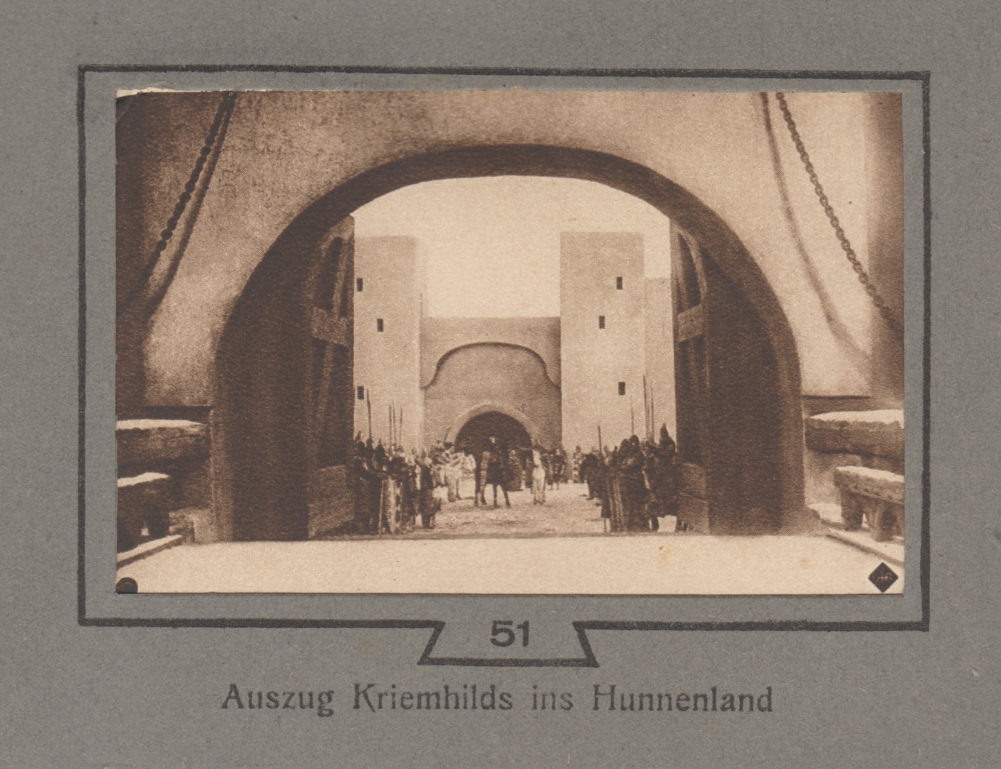 L'Estetica del Monumentalismo: La Costruzione di un Ordine Visivo