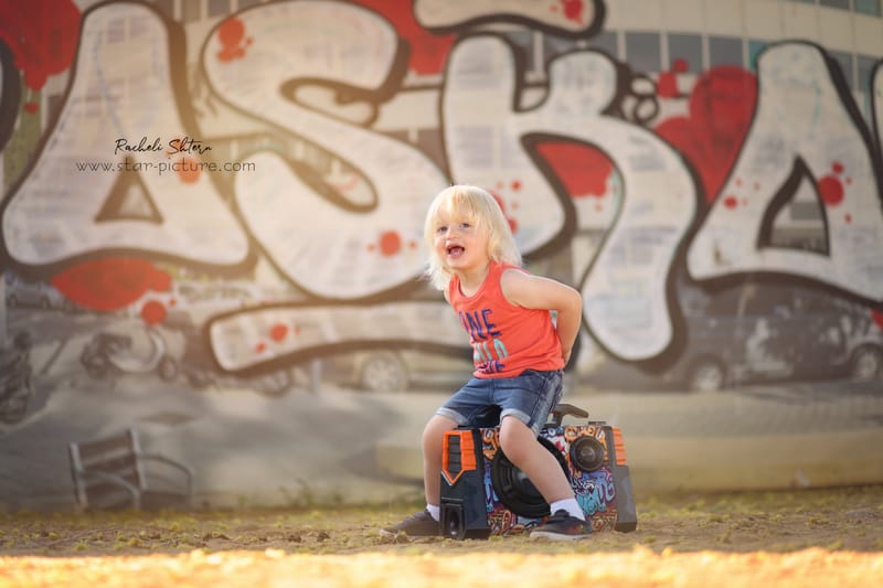 הטוהר הזה של הבונבון שבגזירת תלתל נהיה גבר קטן