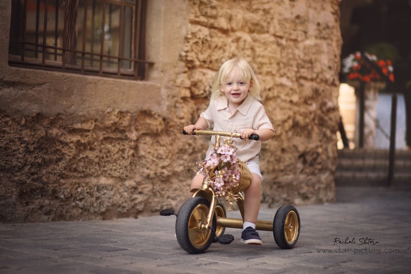 הטוהר הזה של הבונבון שבגזירת תלתל נהיה גבר קטן