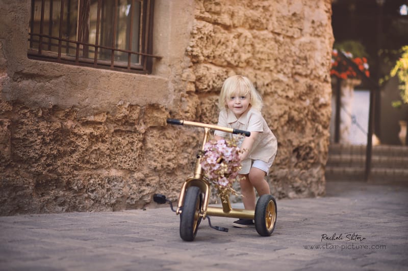 הטוהר הזה של הבונבון שבגזירת תלתל נהיה גבר קטן