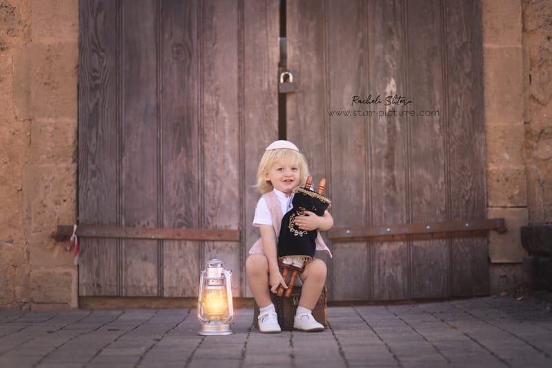 הטוהר הזה של הבונבון שבגזירת תלתל נהיה גבר קטן