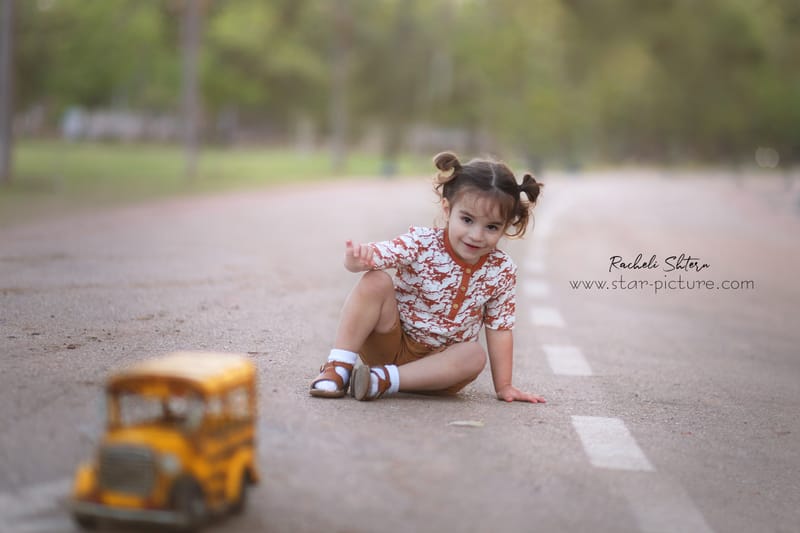 הטוהר הזה של הבונבון שבגזירת תלתל נהיה גבר קטן