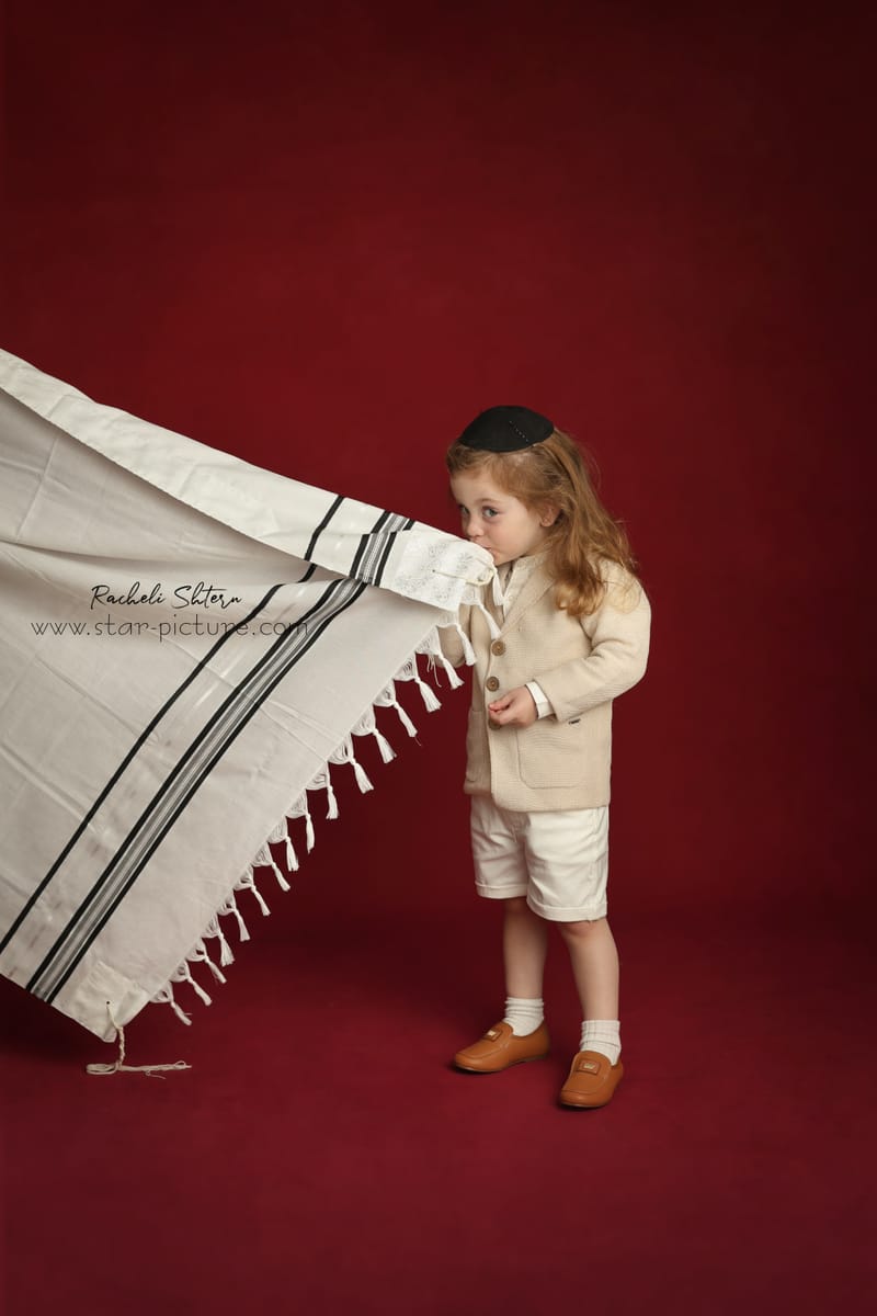 הרגע הזה שהוא עדיין שובב ותינוק , רגע לפני שהוא הופך להיות גבר קטן...