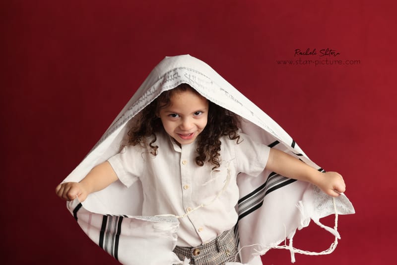 הרגע הזה שהוא עדיין שובב ותינוק , רגע לפני שהוא הופך להיות גבר קטן...