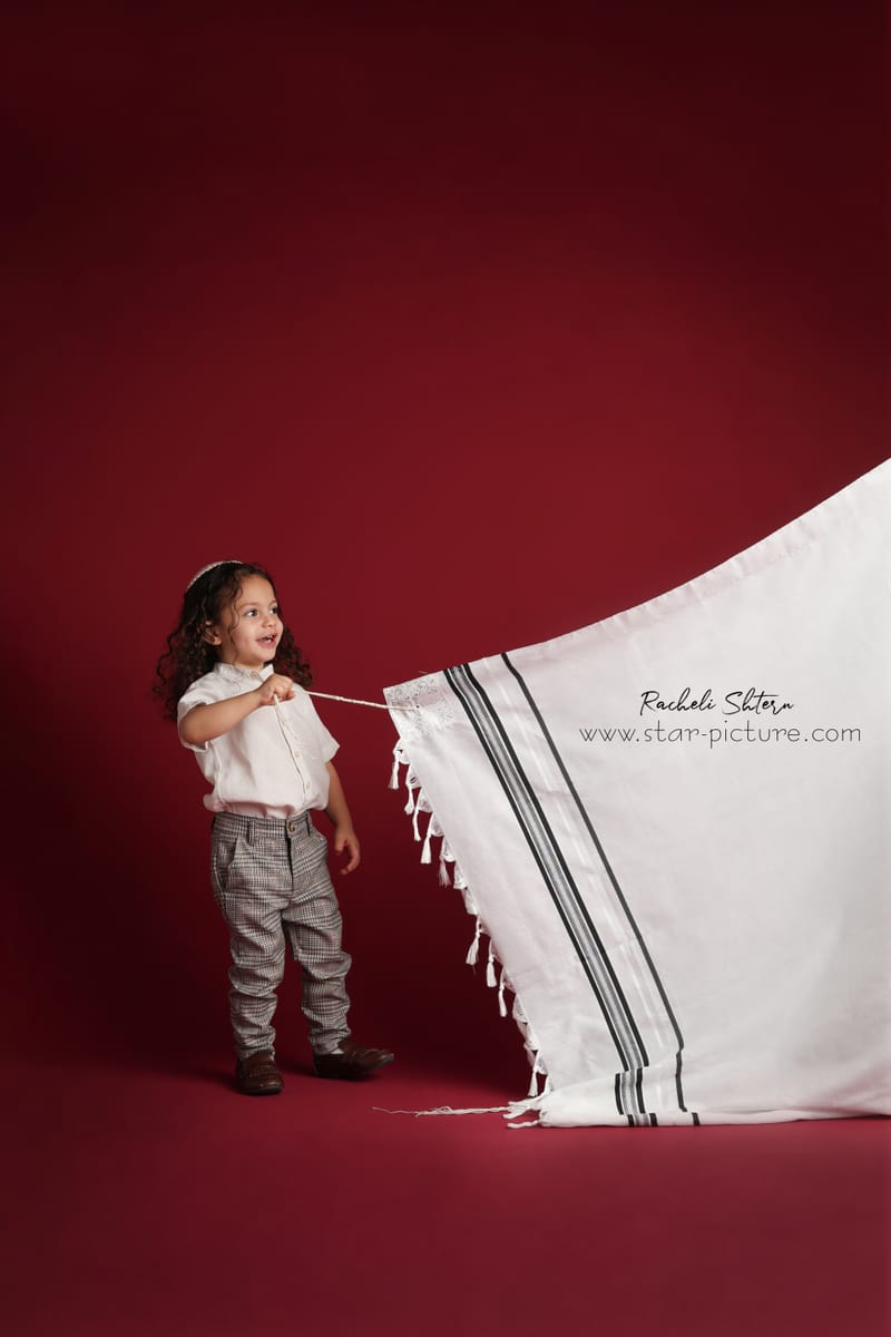 הרגע הזה שהוא עדיין שובב ותינוק , רגע לפני שהוא הופך להיות גבר קטן...