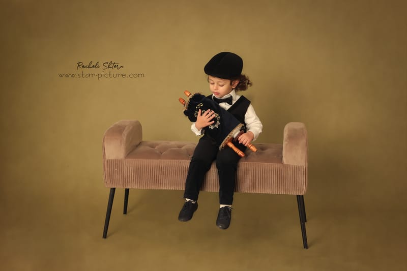 הרגע הזה שהוא עדיין שובב ותינוק , רגע לפני שהוא הופך להיות גבר קטן...